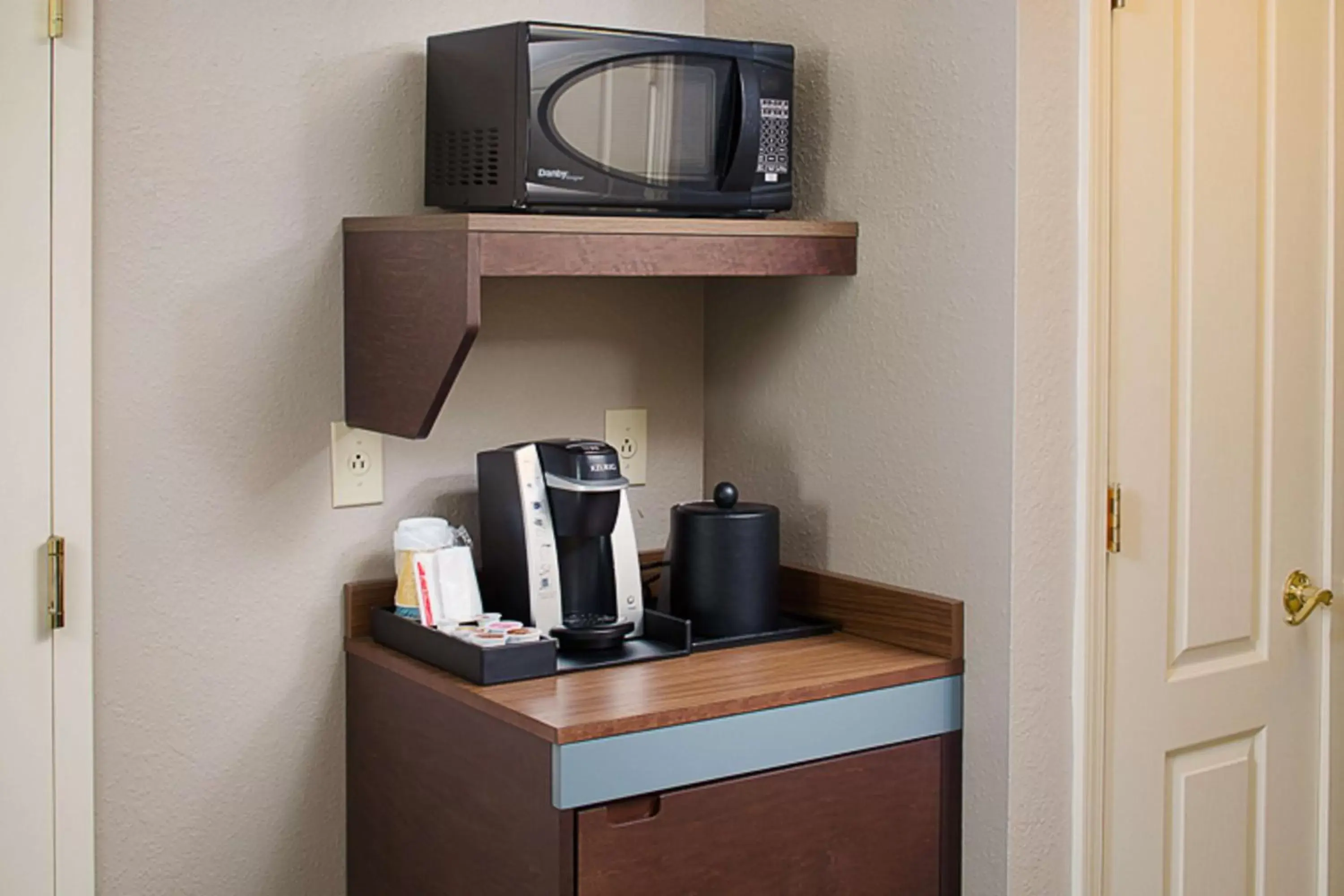 Kitchen or kitchenette, Coffee/Tea Facilities in Hilton Garden Inn Albany Airport