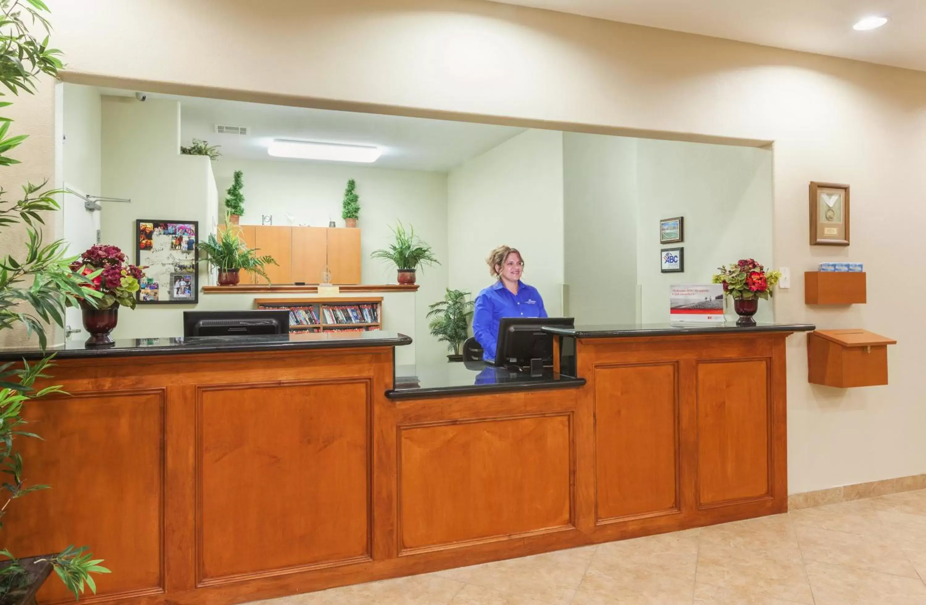 Property building, Lobby/Reception in Candlewood Suites Lake Jackson, an IHG Hotel
