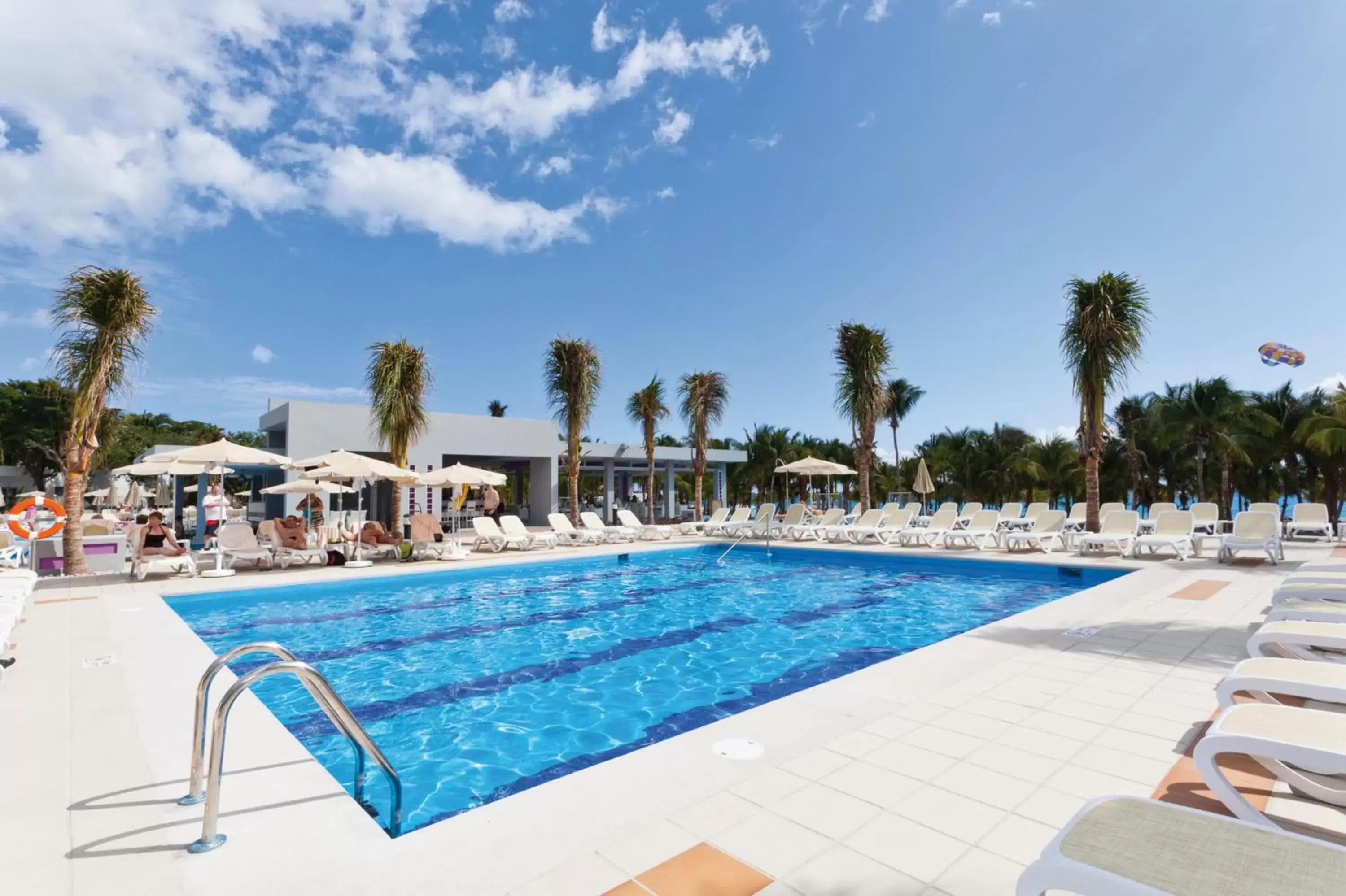 Swimming pool in Riu Palace Mexico - All Inclusive Swimming pool in Riu Palace Mexico - All Inclusive