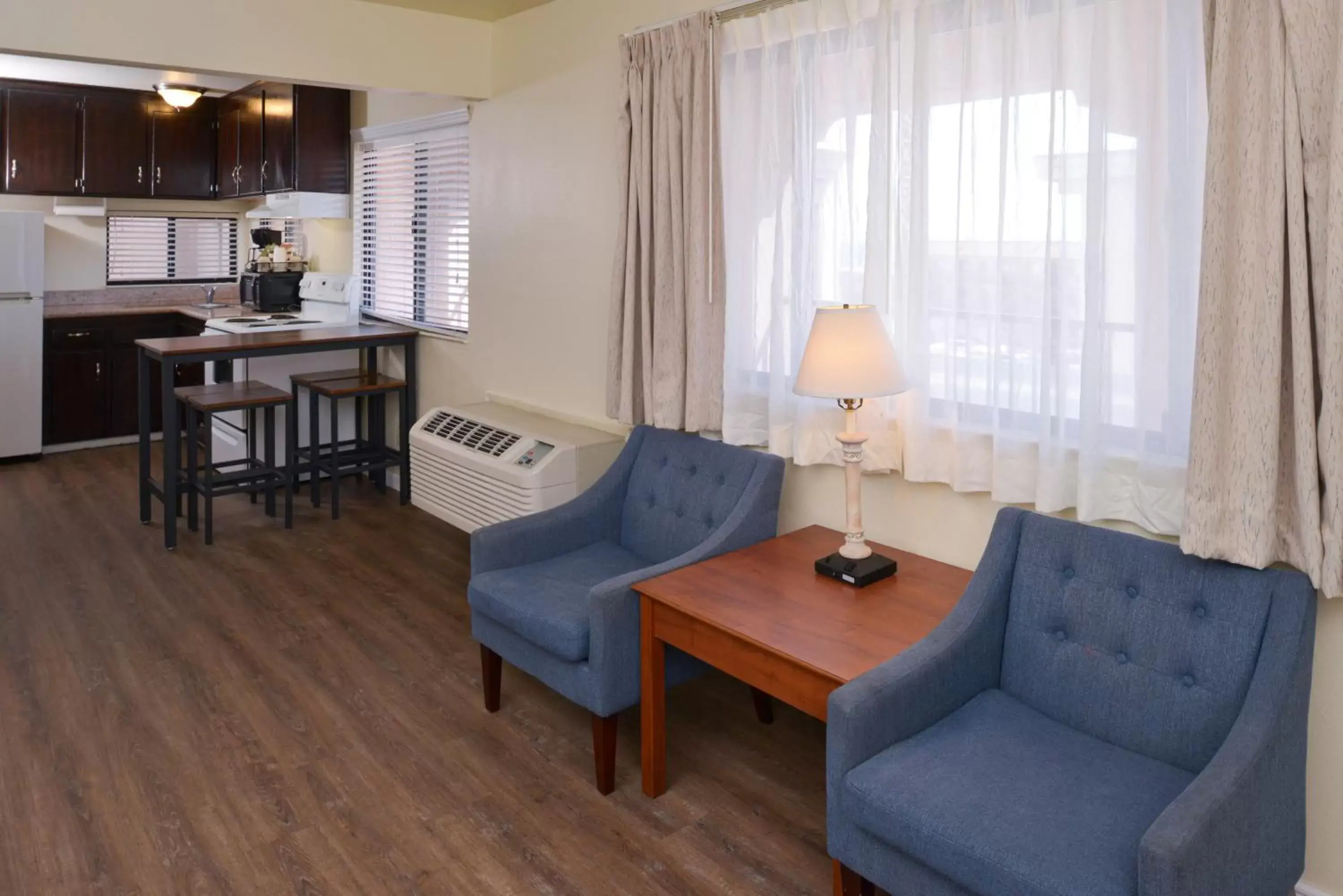 Kitchen or kitchenette, Seating Area in Edgewater Inn and Suites