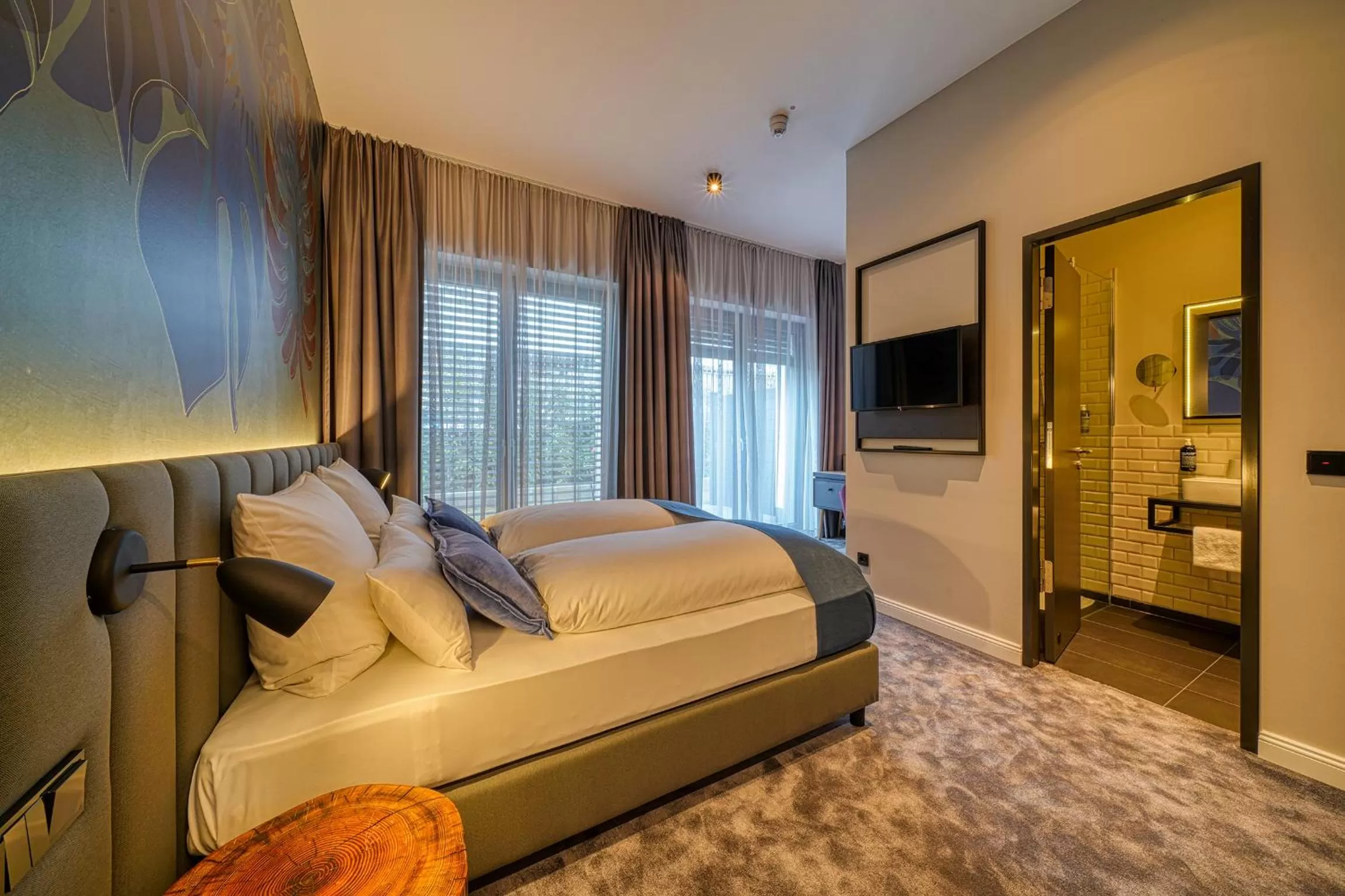 Photo of the whole room, Bed in NYCE Hotel Bonn