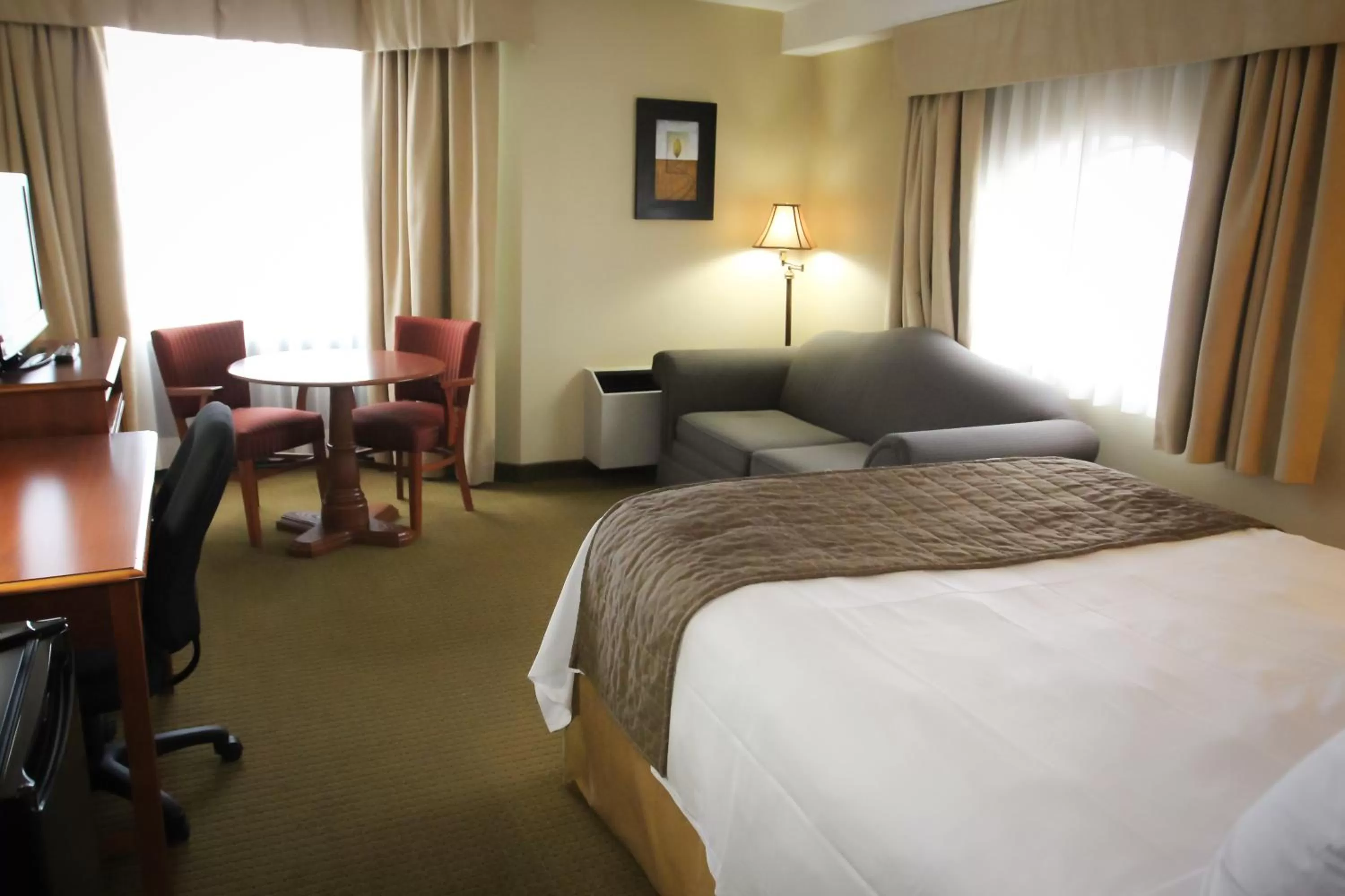 Bedroom, Bed in WelcomINNS Ottawa