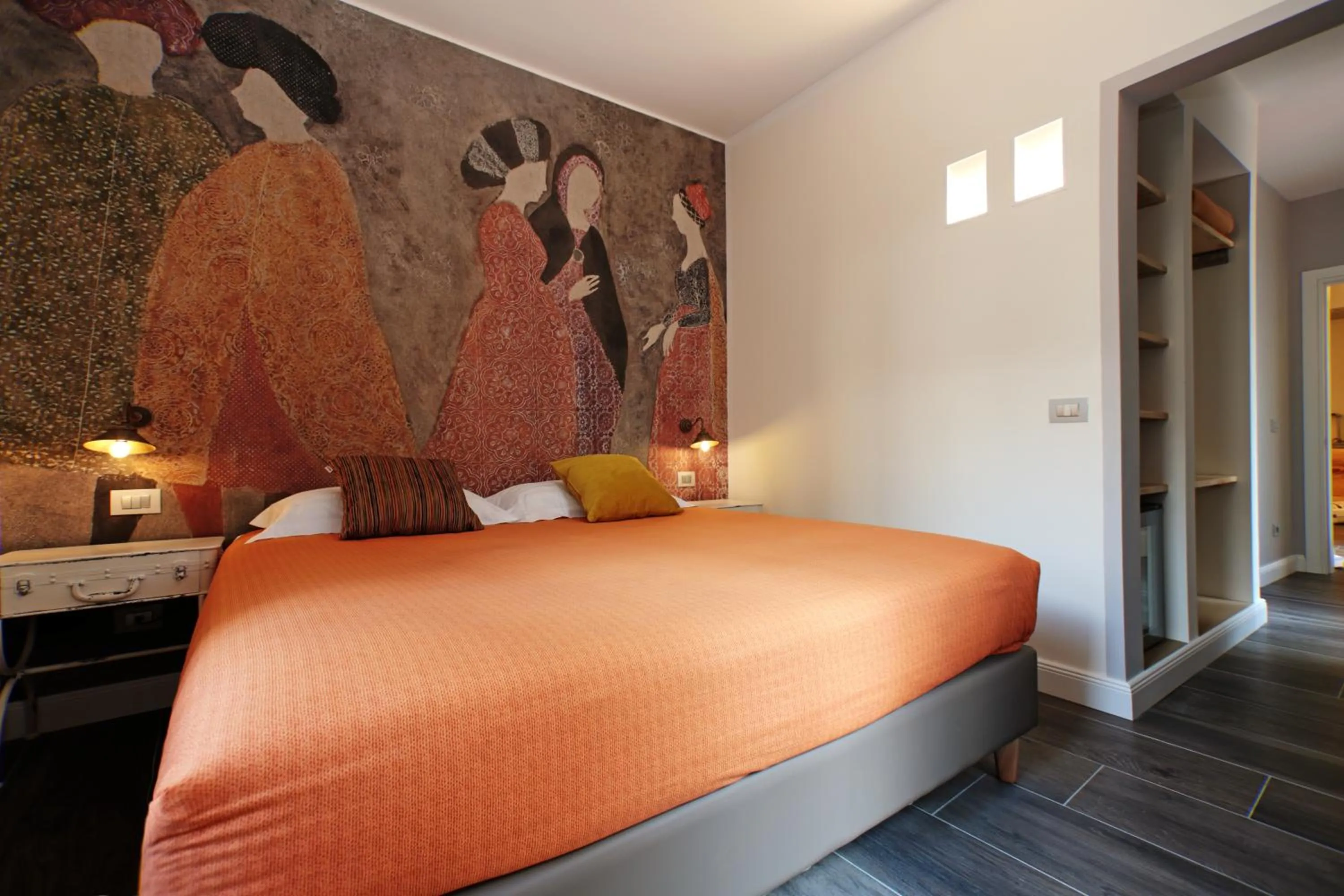 Photo of the whole room, Bed in Trevi Contemporary Suite