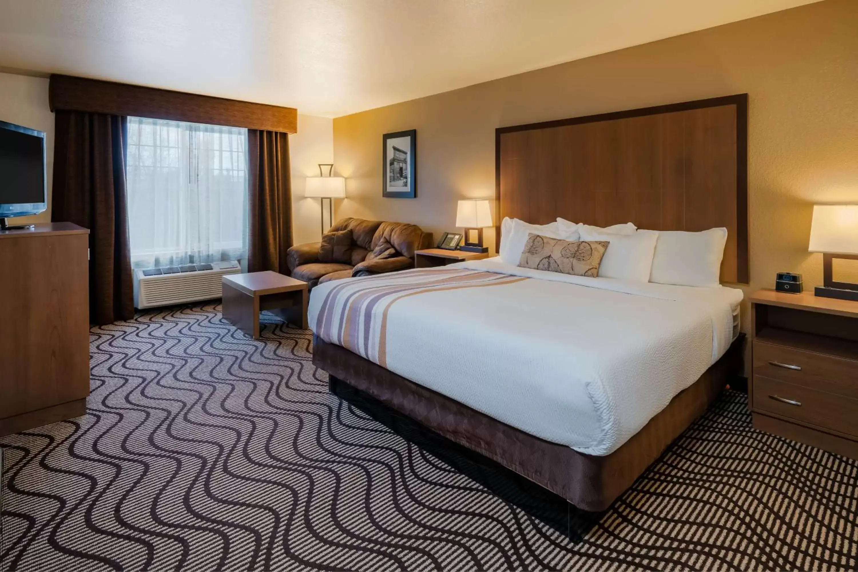 Photo of the whole room, Bed in Best Western Plus Riverfront Hotel and Suites