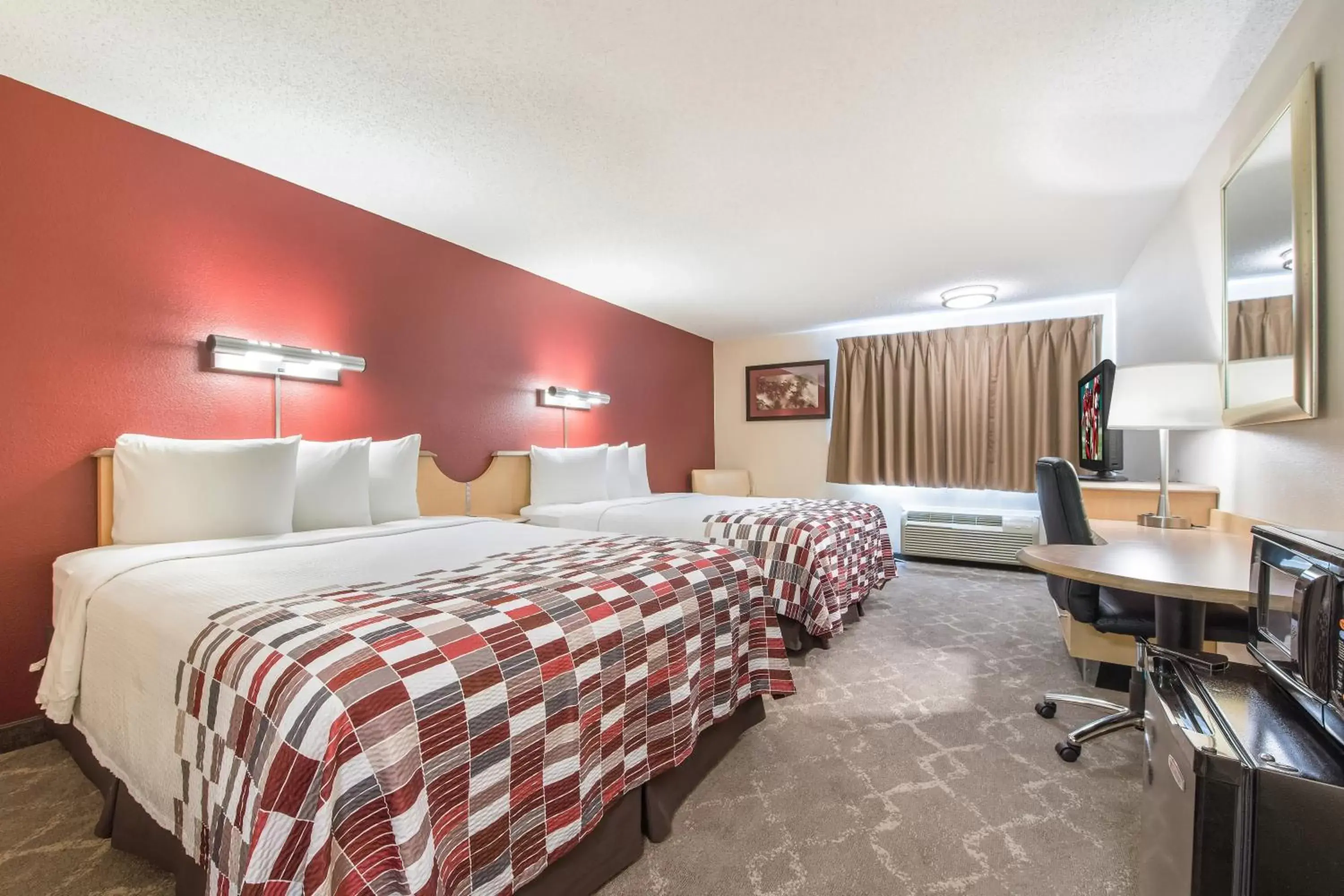 Deluxe Room with Two Queen Beds Smoke Free in Red Roof Inn Seattle Airport - SEATAC Deluxe Room with Two Queen Beds Smoke Free in Red Roof Inn Seattle Airport - SEATAC