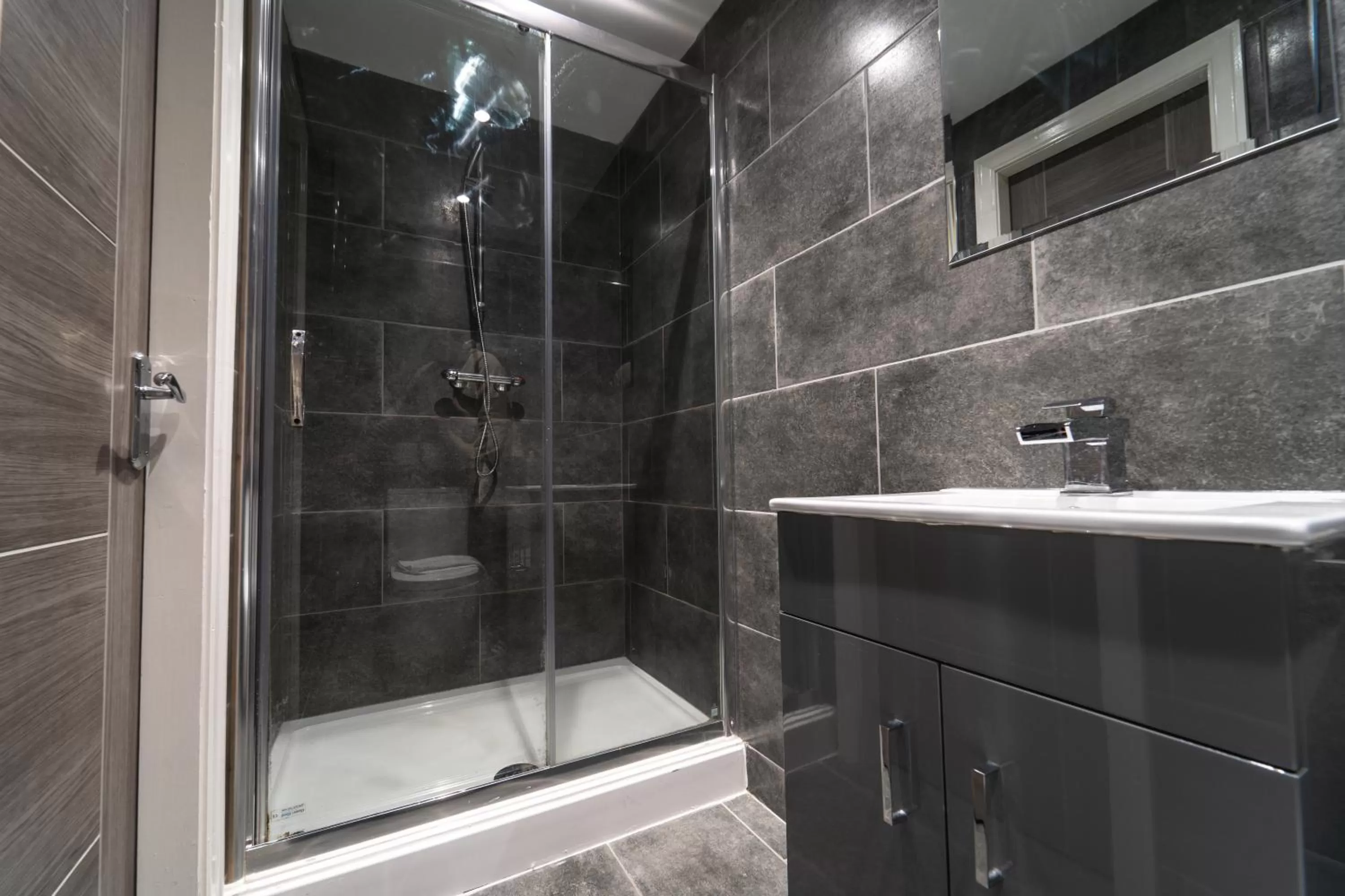 Shower in The Ashcroft Studios & Apartments with Free Parking