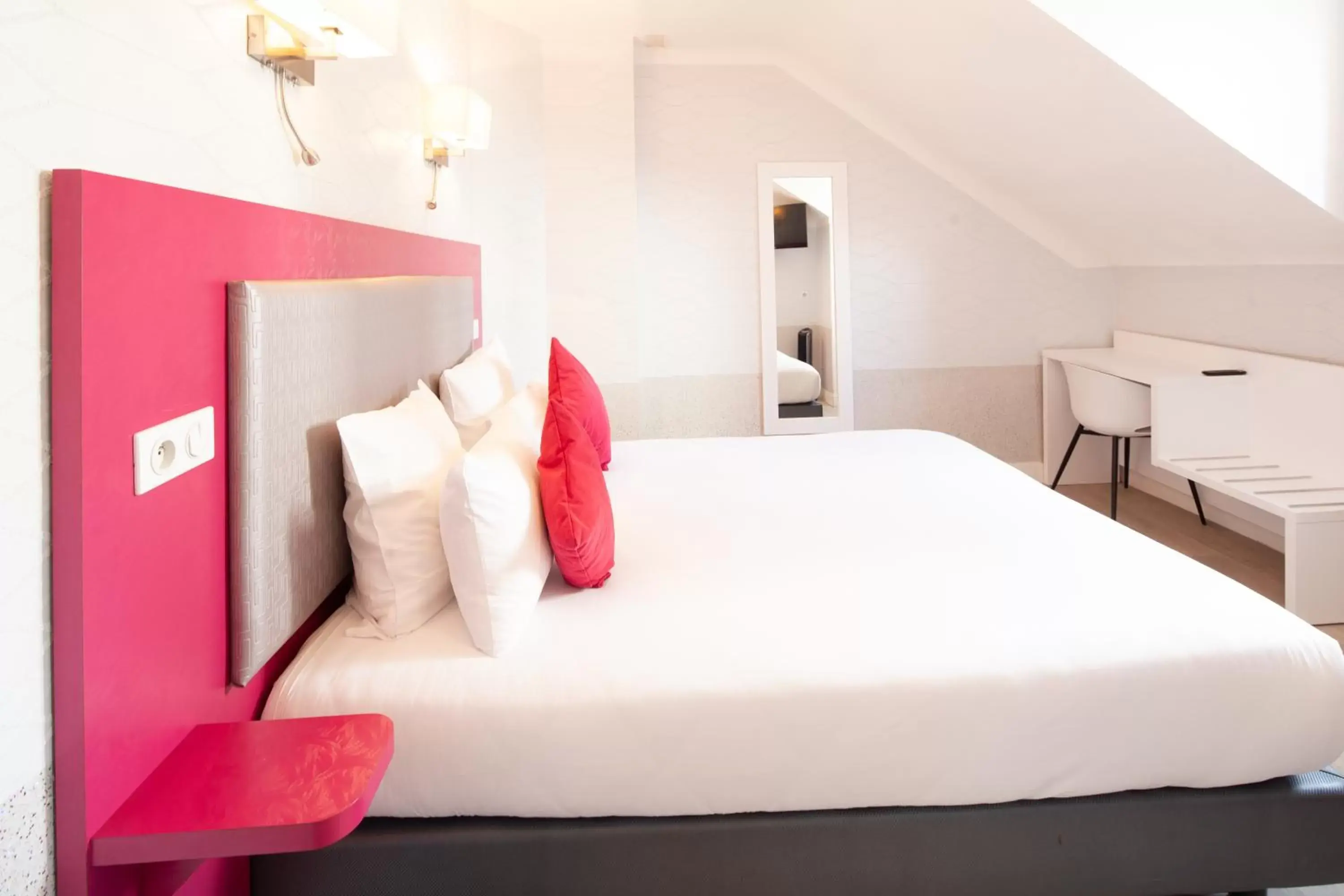 Bed in HOTEL DE PARIS MONTPARNASSE