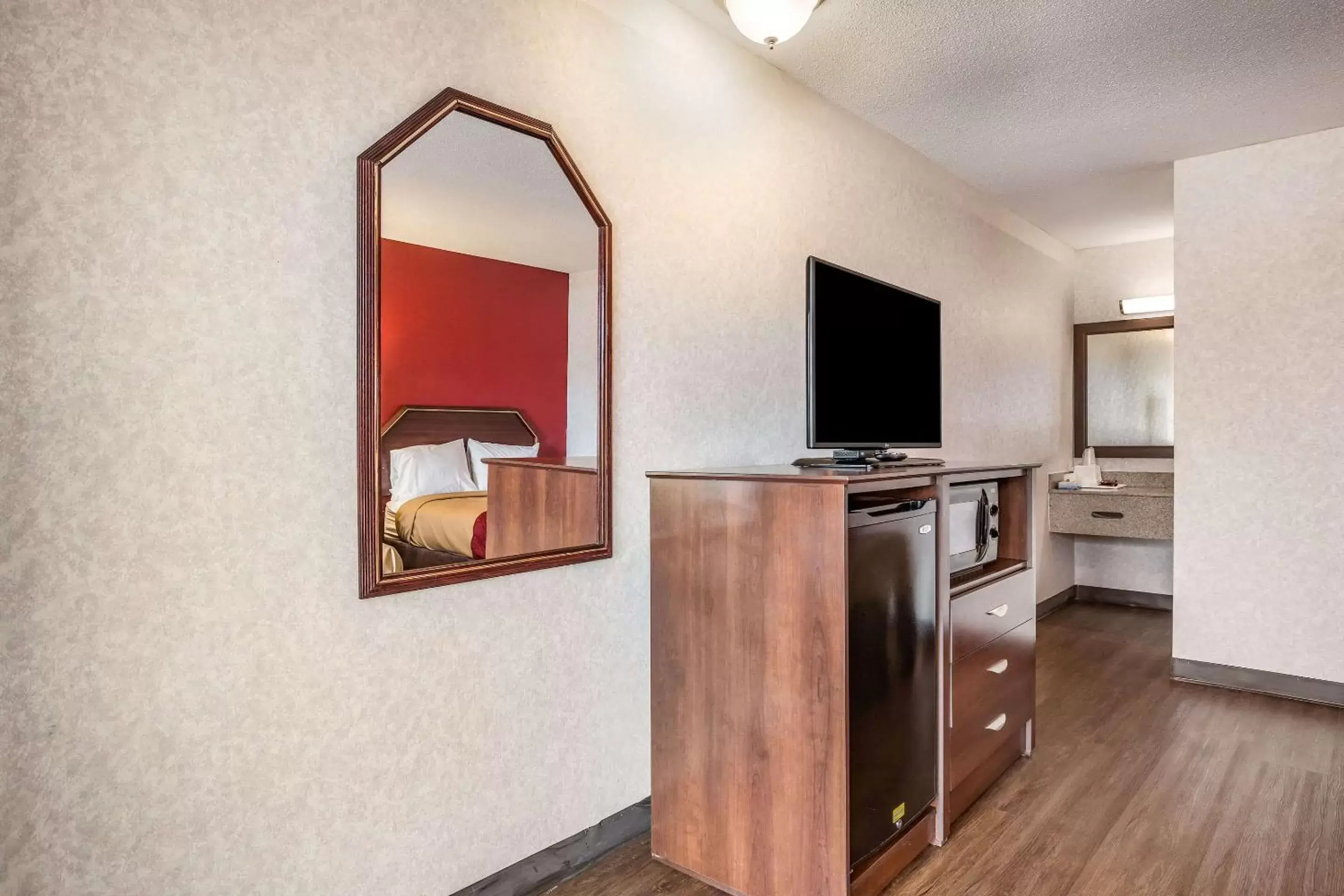 Photo of the whole room, TV/Entertainment Center in Economy Inn