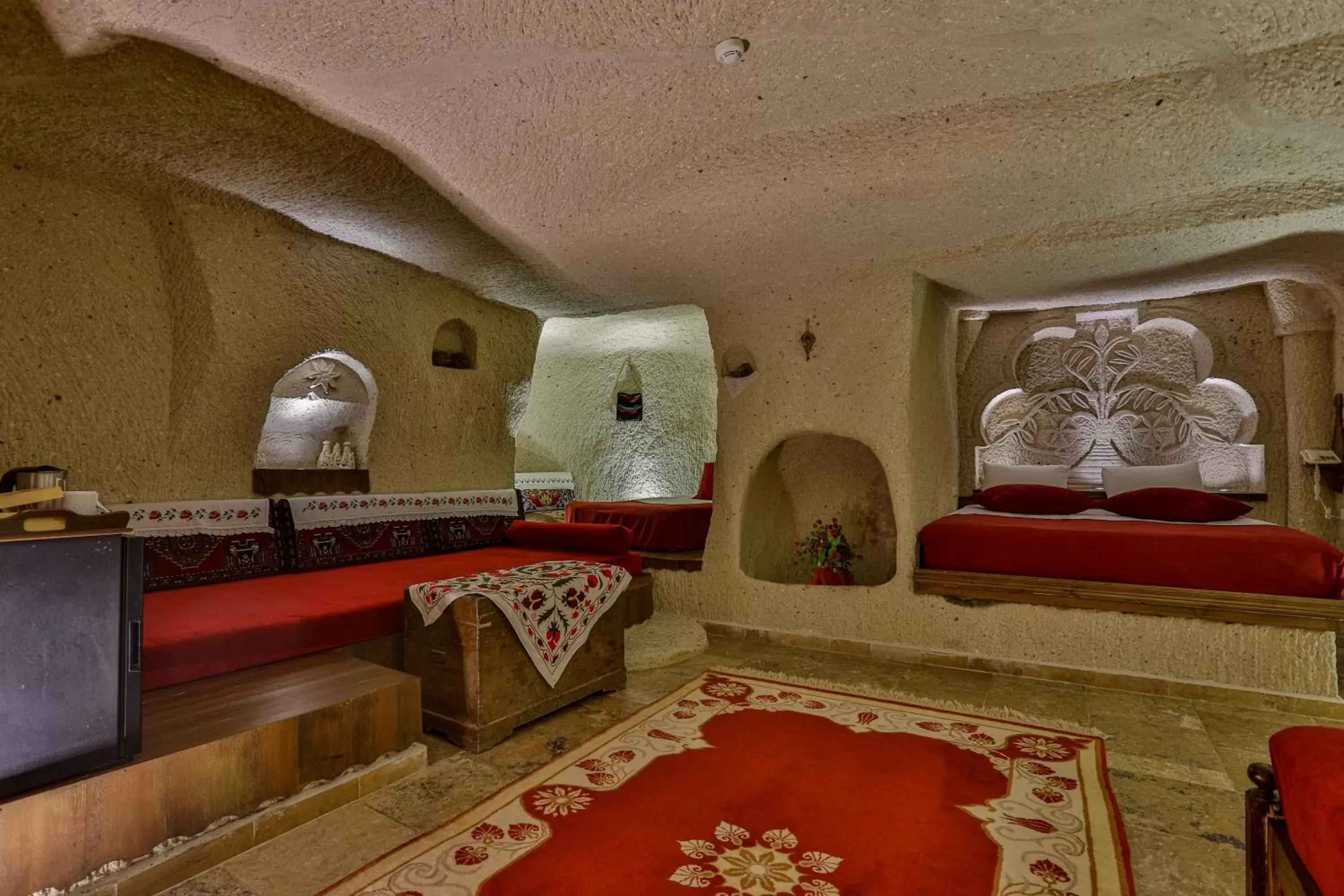 Bed, Seating Area in Hidden Cave Hotel