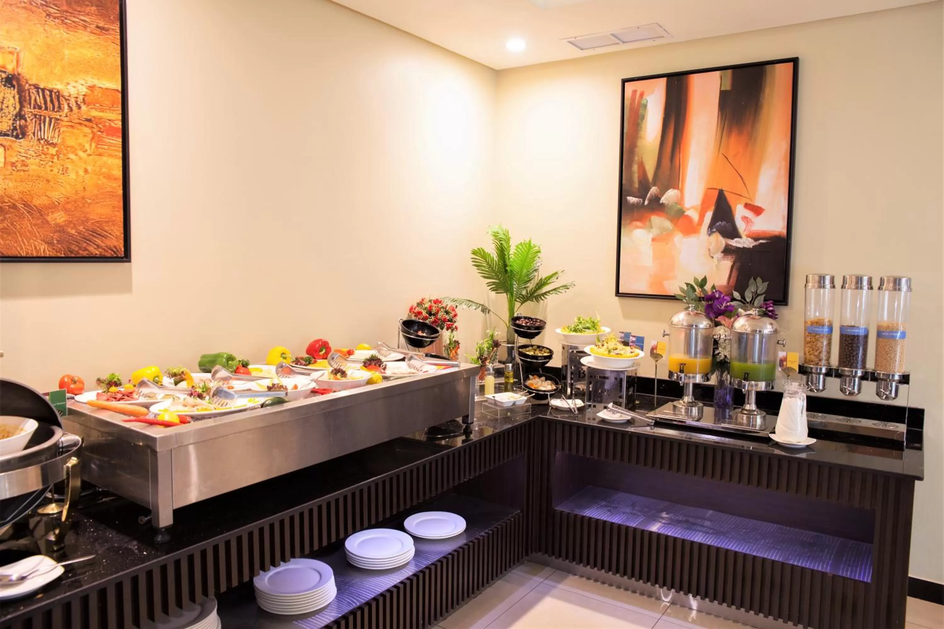 Restaurant/places to eat in Best Western Plus Salmiya