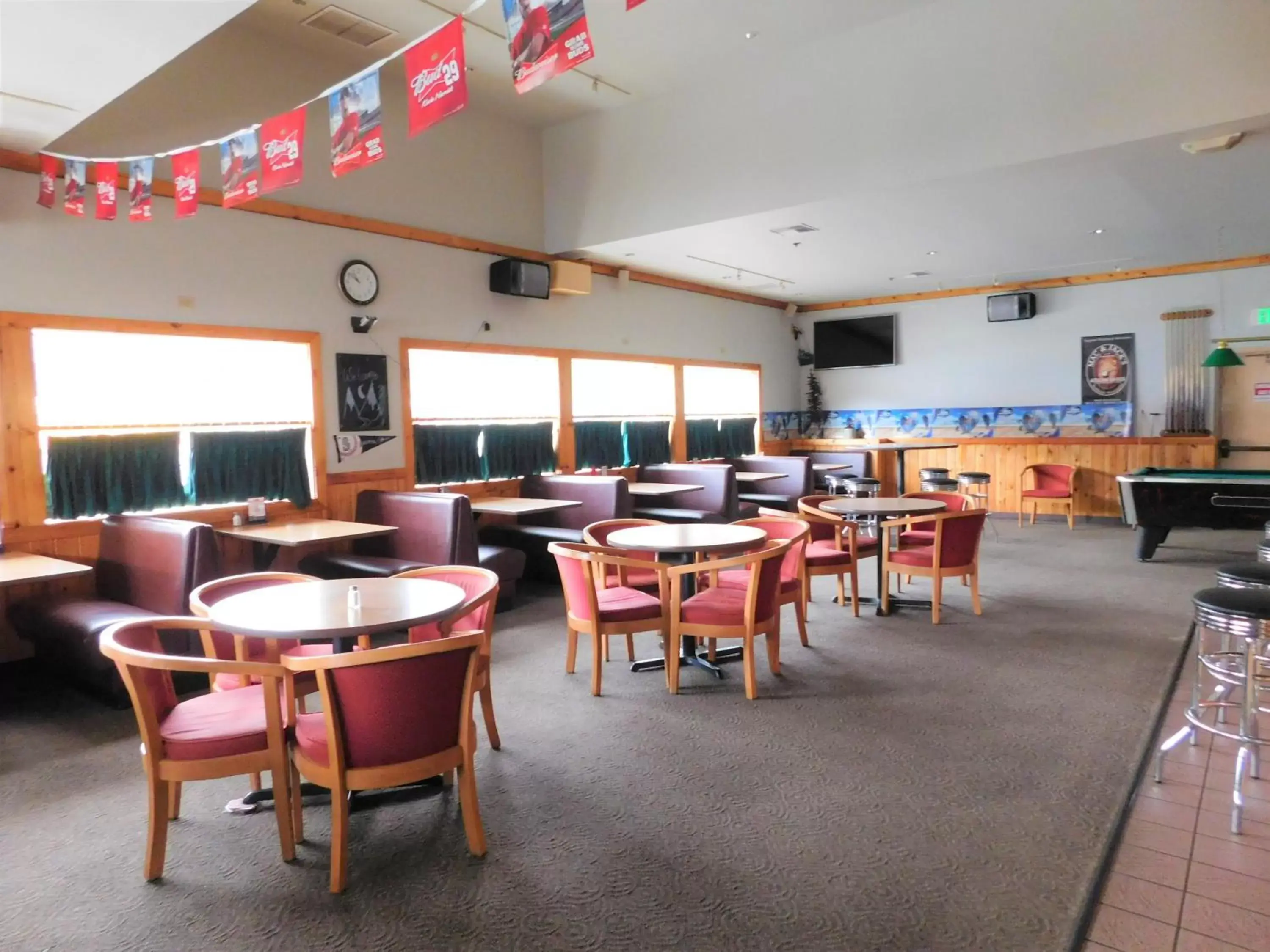 Lounge or bar in The Summit Inn Lounge or bar in The Summit Inn