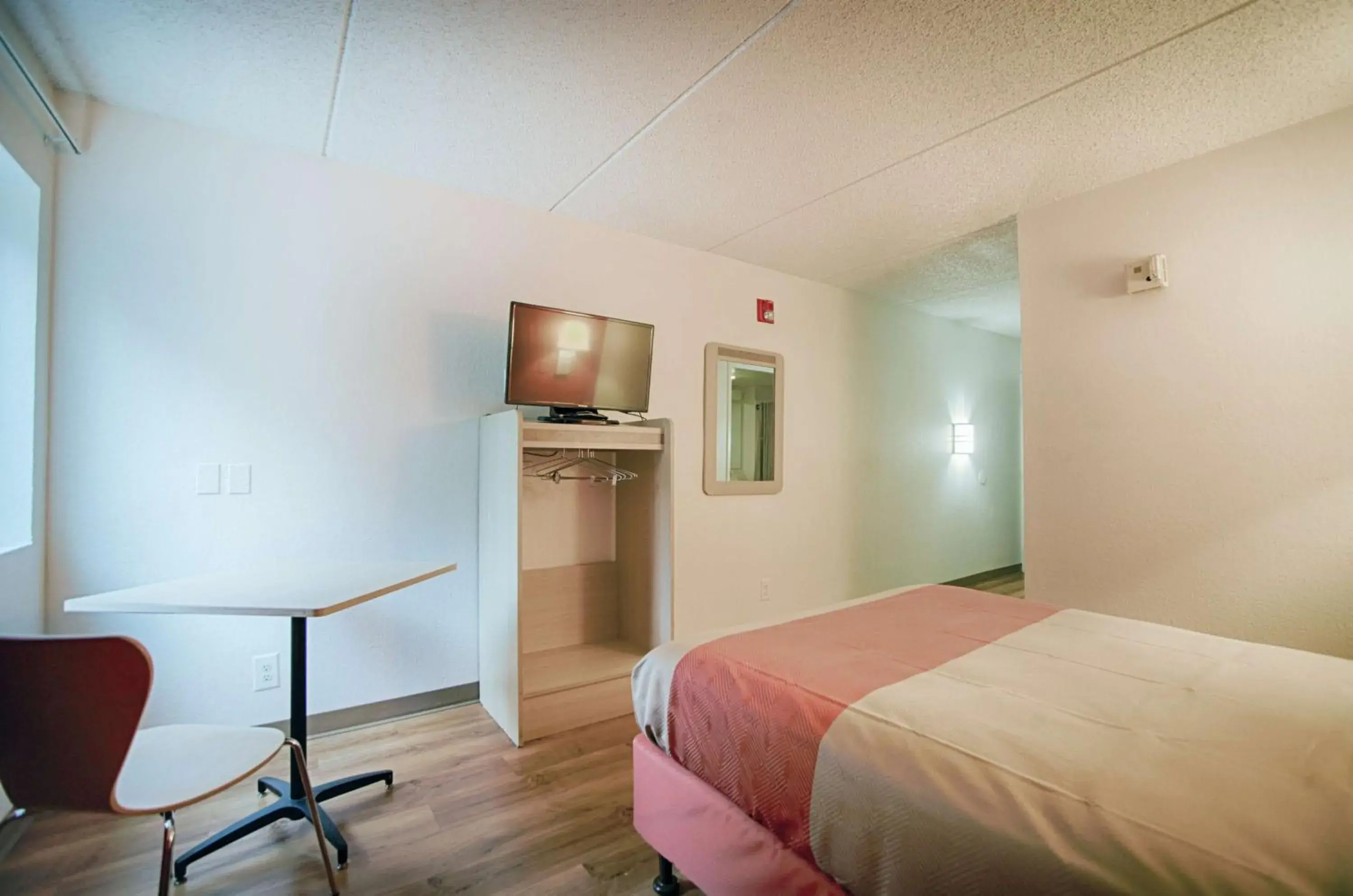 TV and multimedia, Bed in Motel 6-Albany, NY