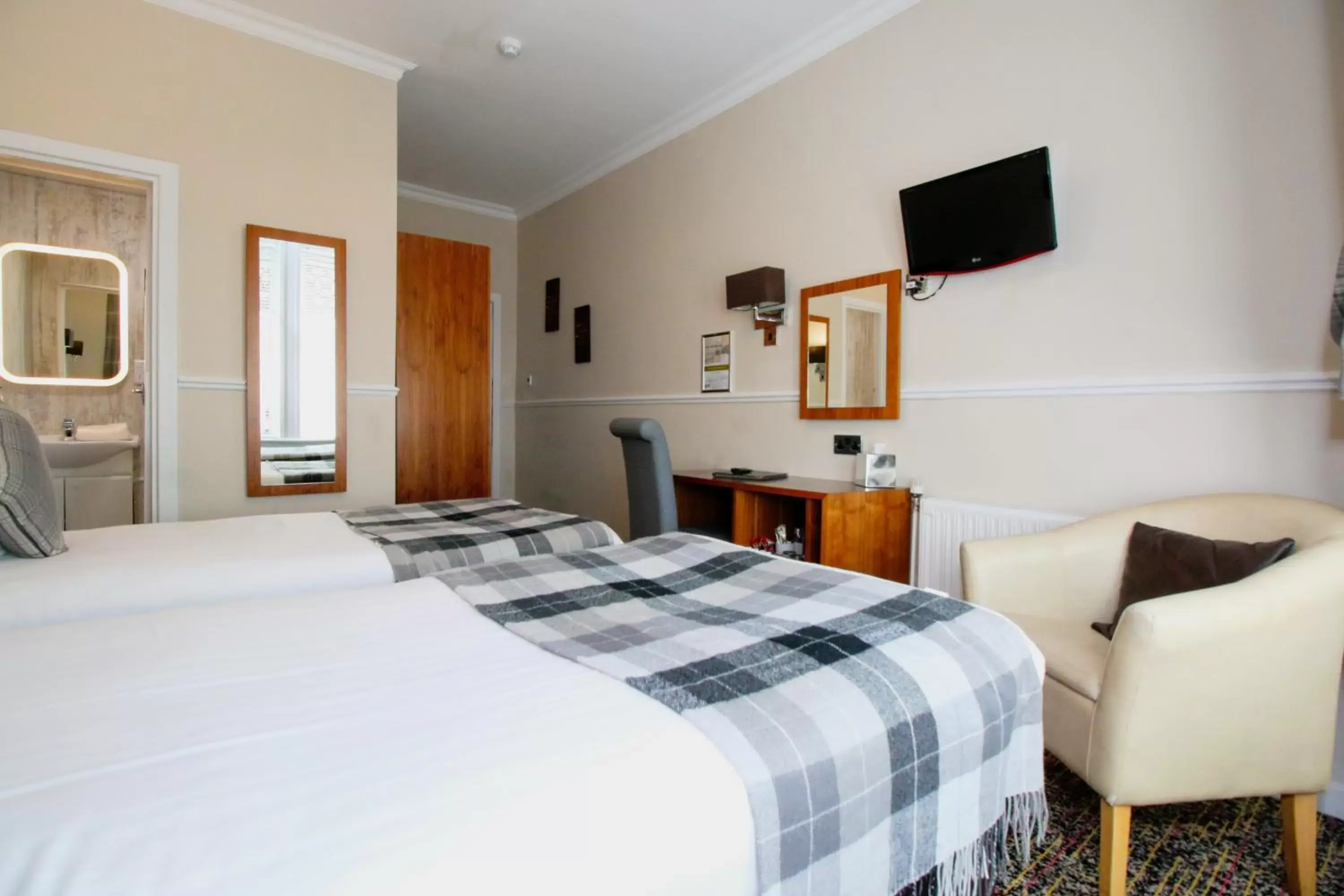 Bedroom, Bed in Kelvingrove Hotel - Sauchiehall St