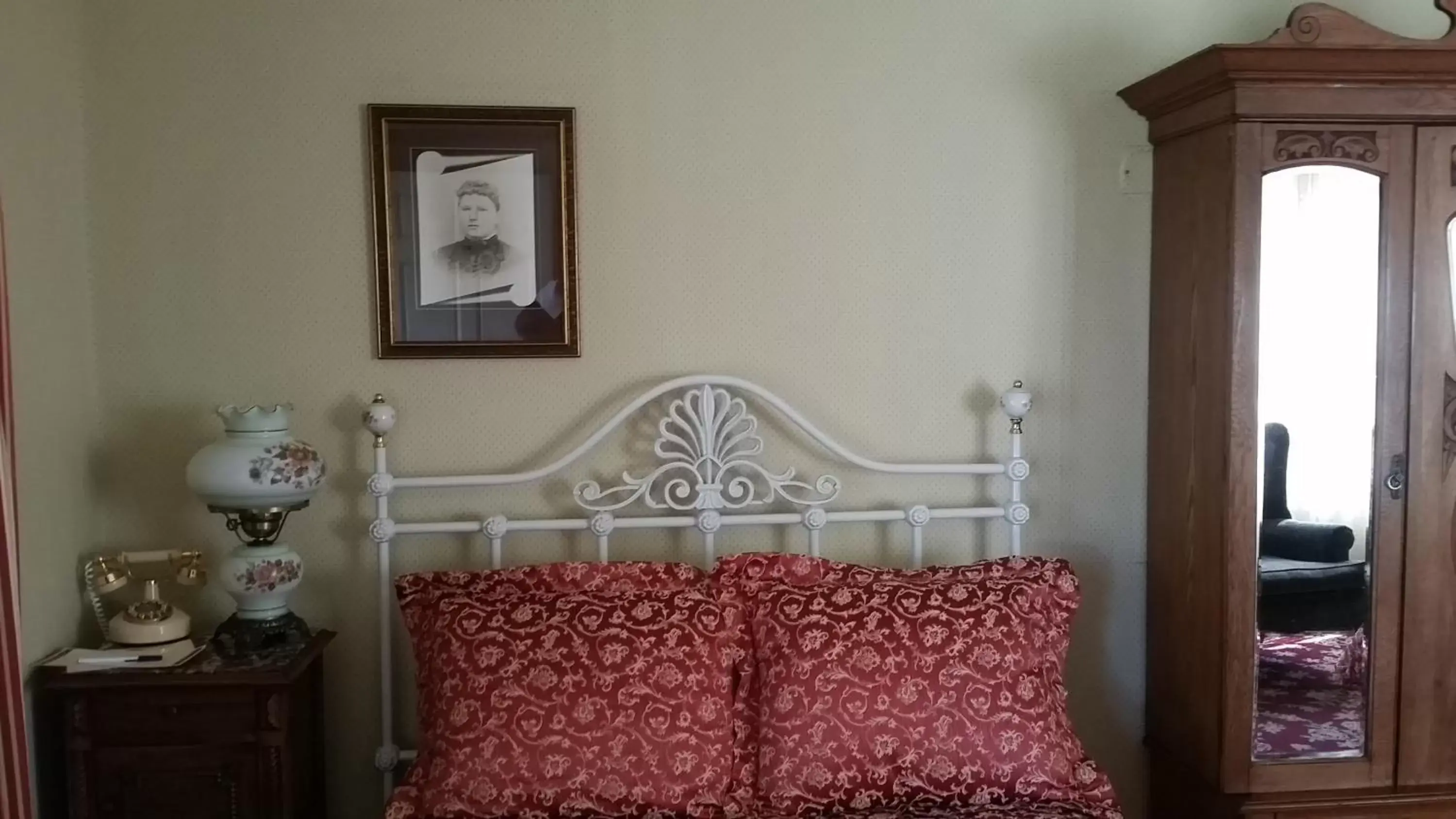 Bed in Mendocino Hotel & Garden