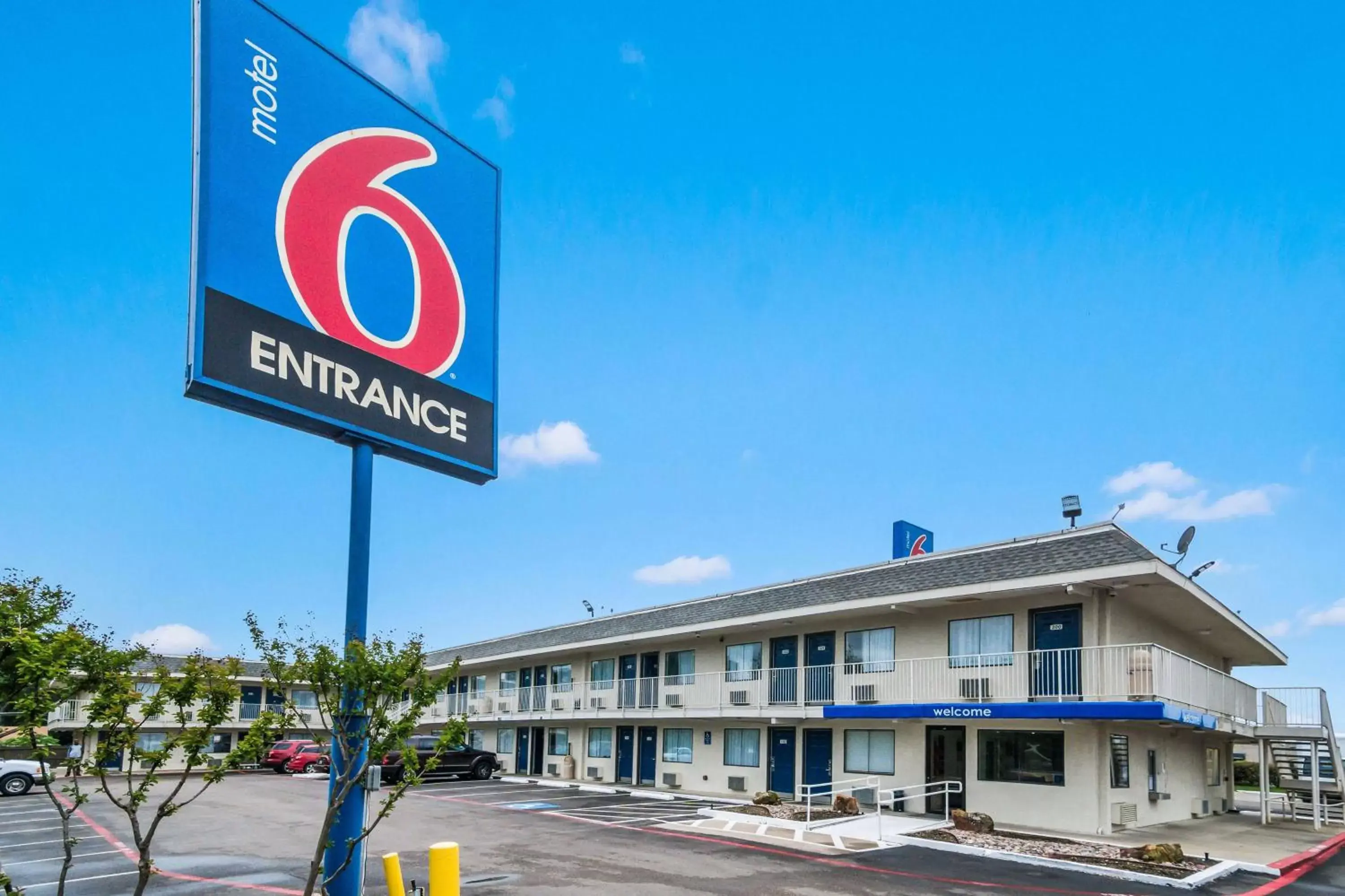 Property building in Motel 6-Irving, TX - Dallas