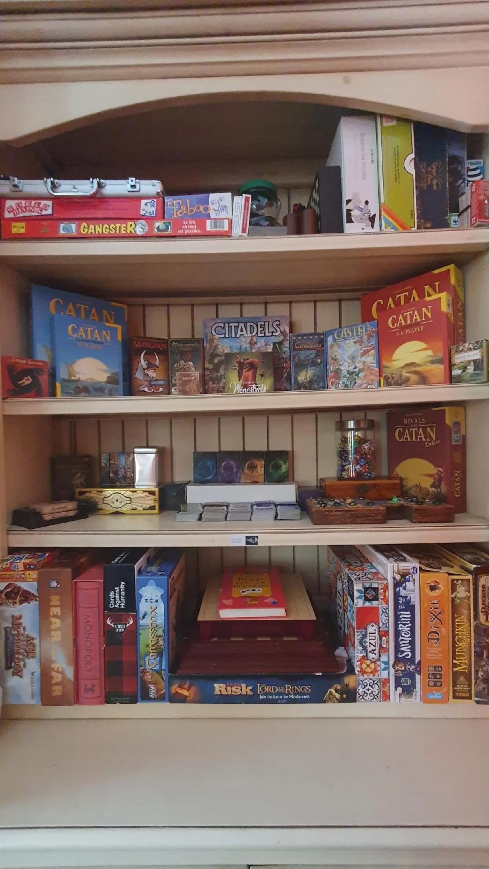 Library in Le Salon des Inconnus