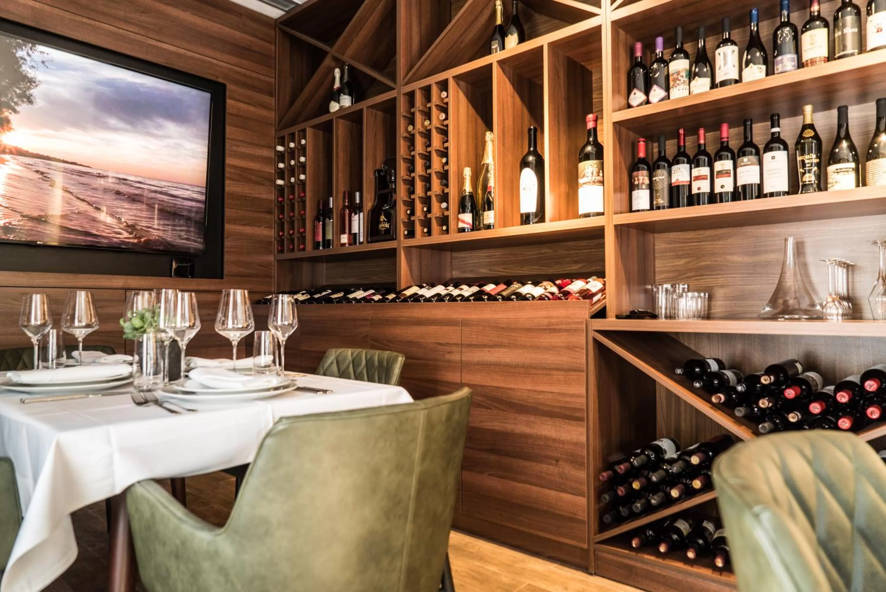 Restaurant/places to eat in Best Western Premier Natalija Residence