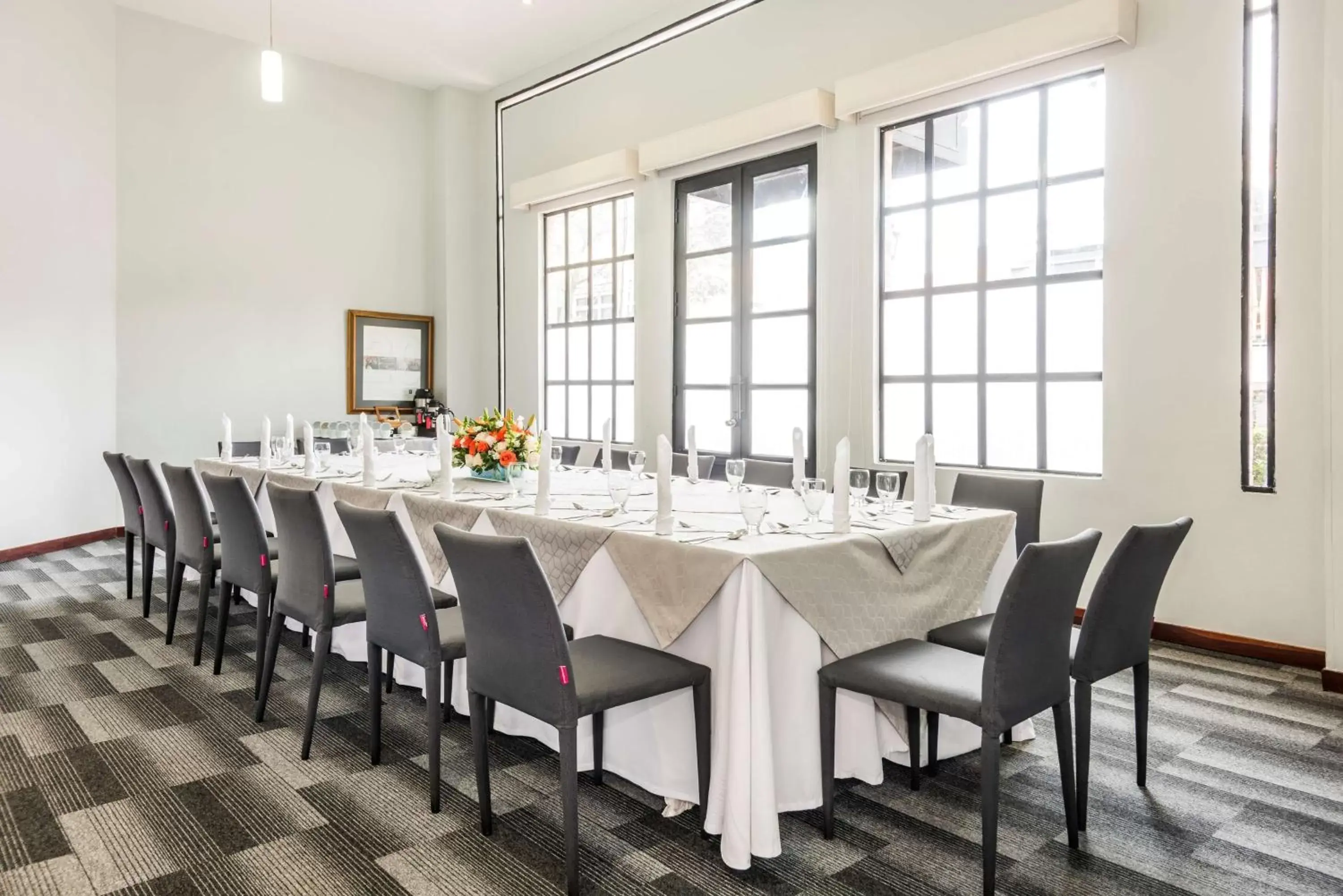 Meeting/conference room, Restaurant/Places to Eat in Embassy Suites by Hilton Bogotá - Rosales