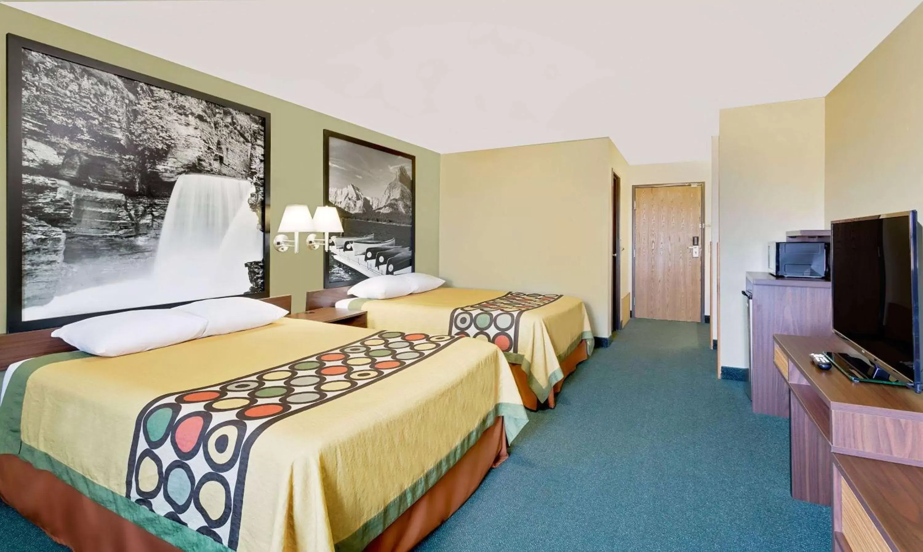 Photo of the whole room, Bed in Super 8 by Wyndham Belgrade/Bozeman Airport