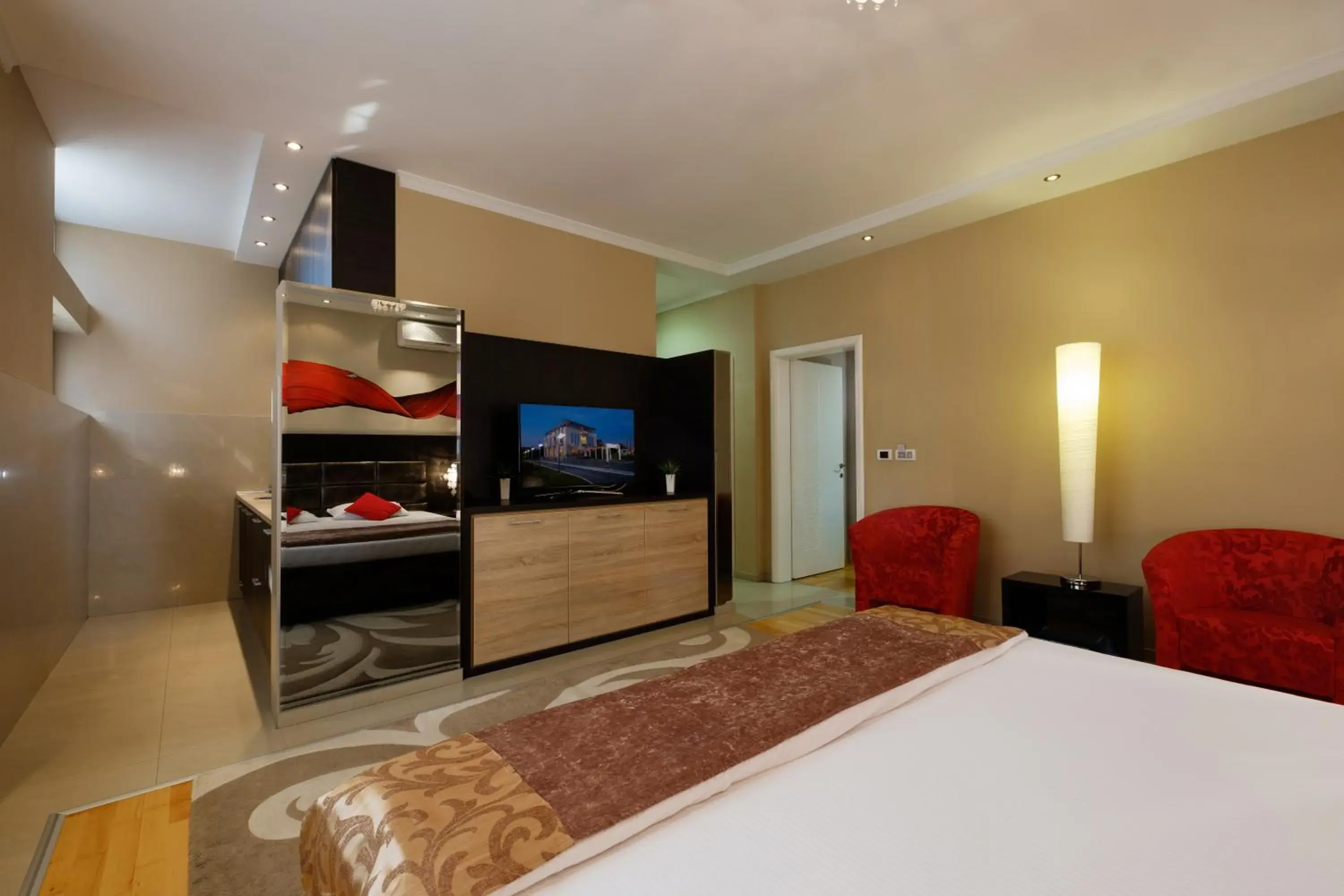 Bedroom, TV/Entertainment Center in Apart Hotel K