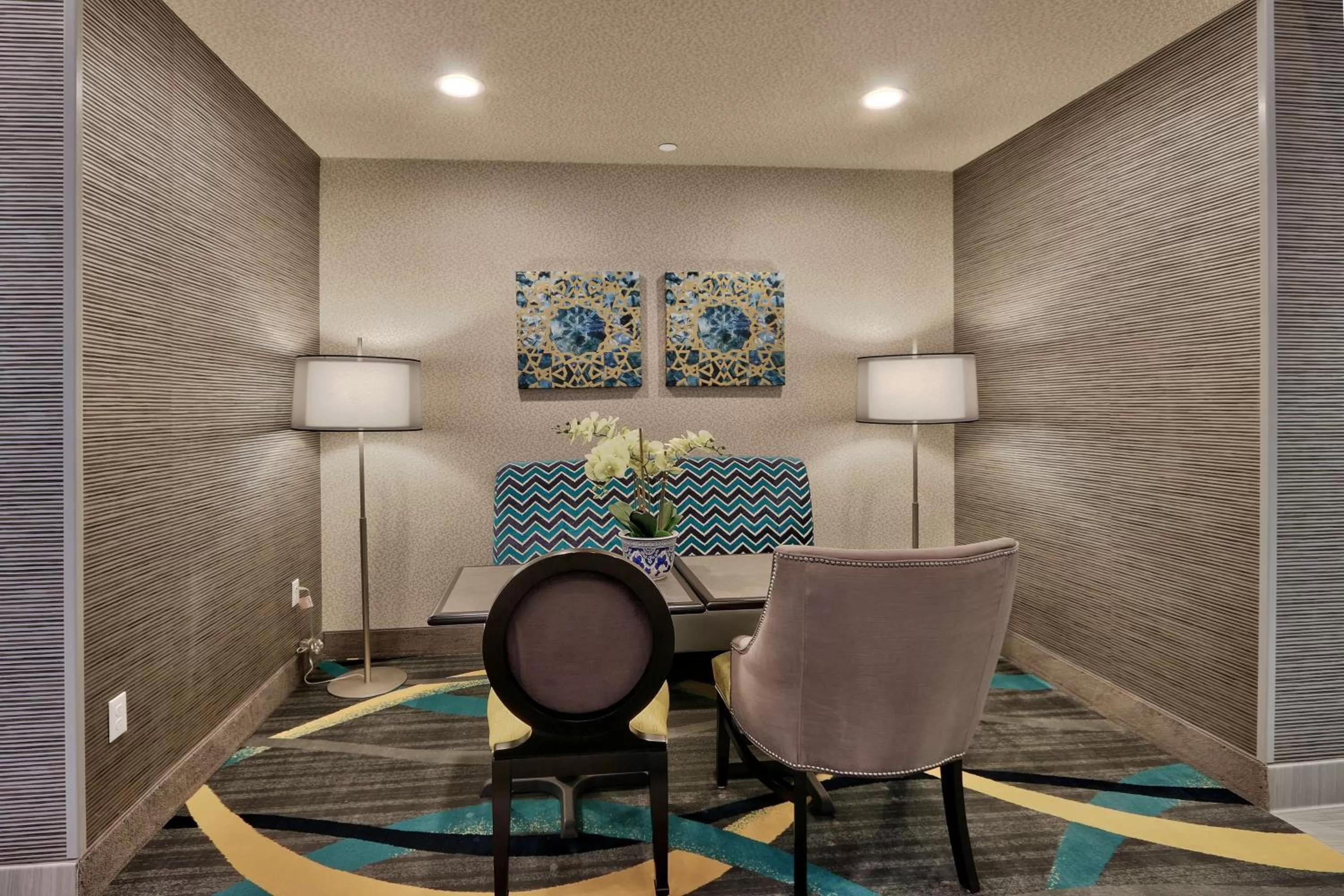 Dining area in Hampton Inn & Suites Albuquerque Airport