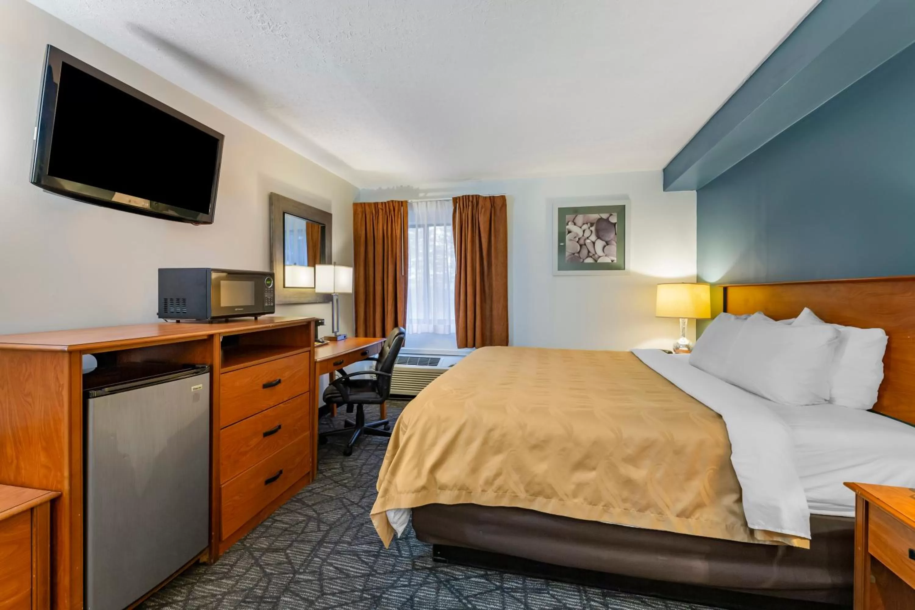 Photo of the whole room, Bed in Quality Inn Austintown-Youngstown West