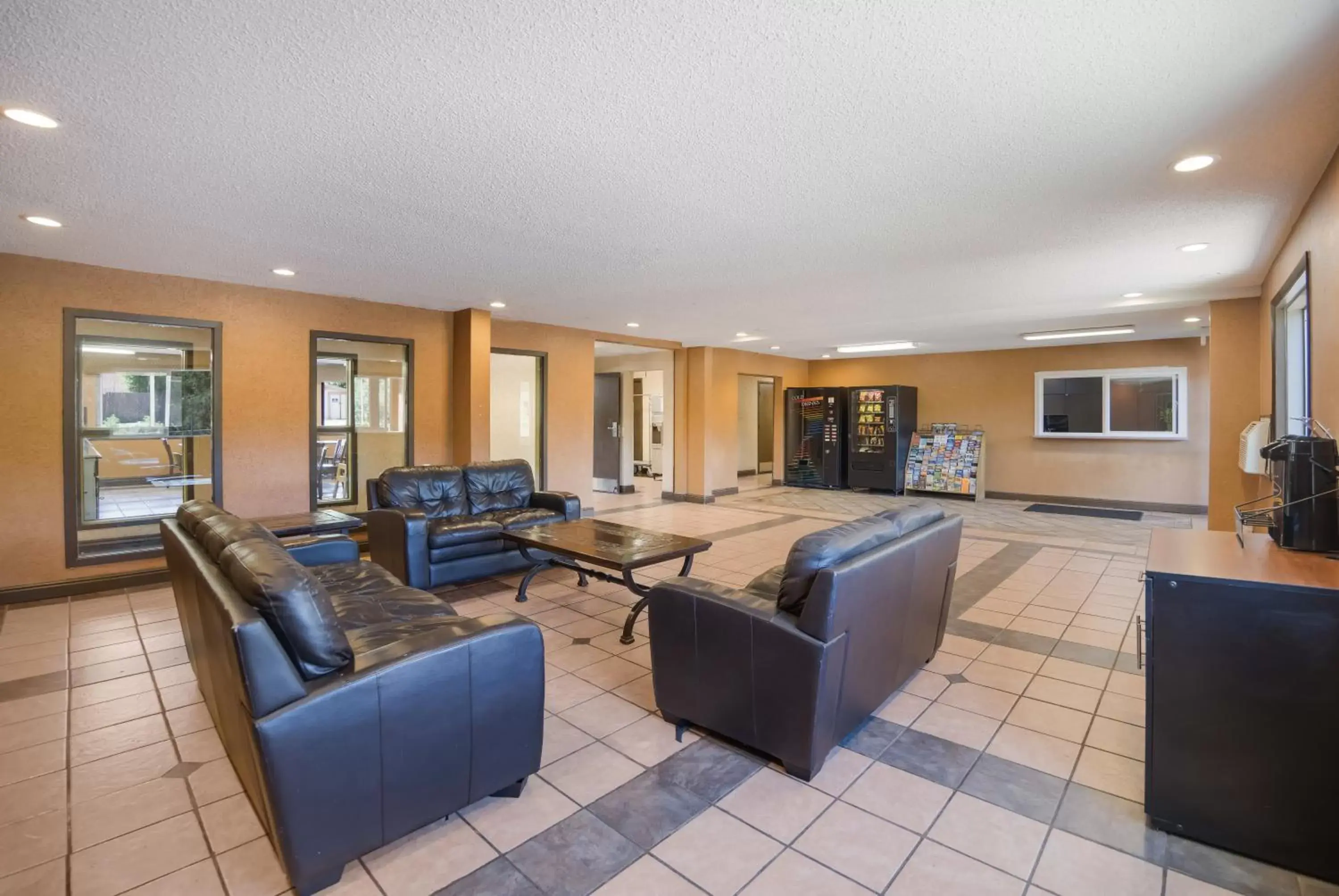 Living room, Seating Area in Rodeway Inn