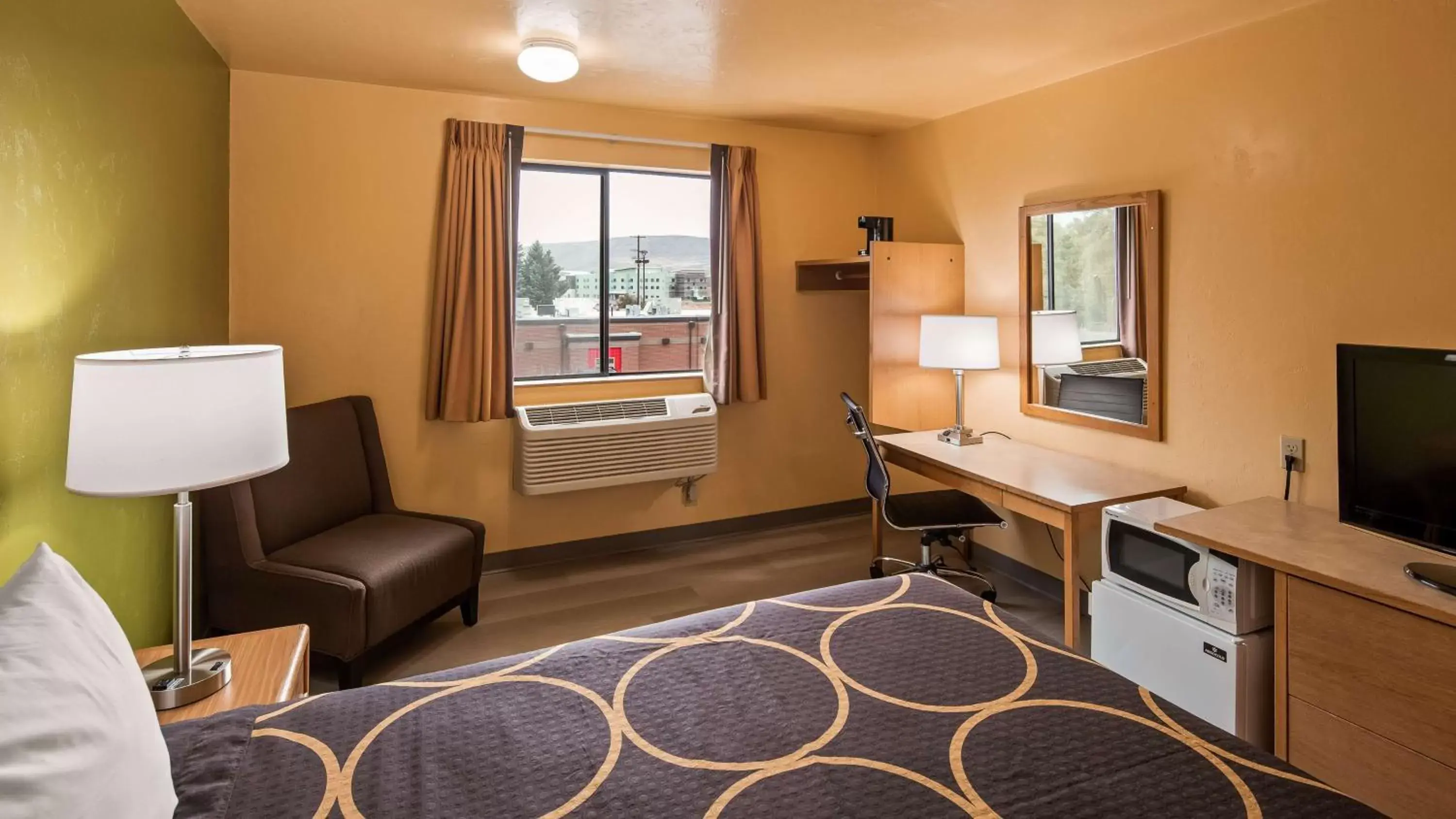 Photo of the whole room, Seating Area in SureStay Hotel by Best Western Ellensburg