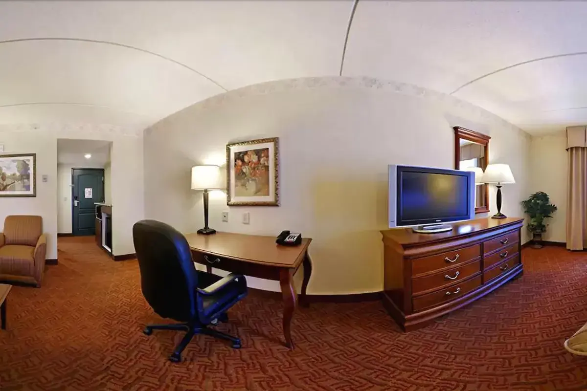 Bed, TV/Entertainment Center in Country Inn & Suites by Radisson, Potomac Mills Woodbridge, VA