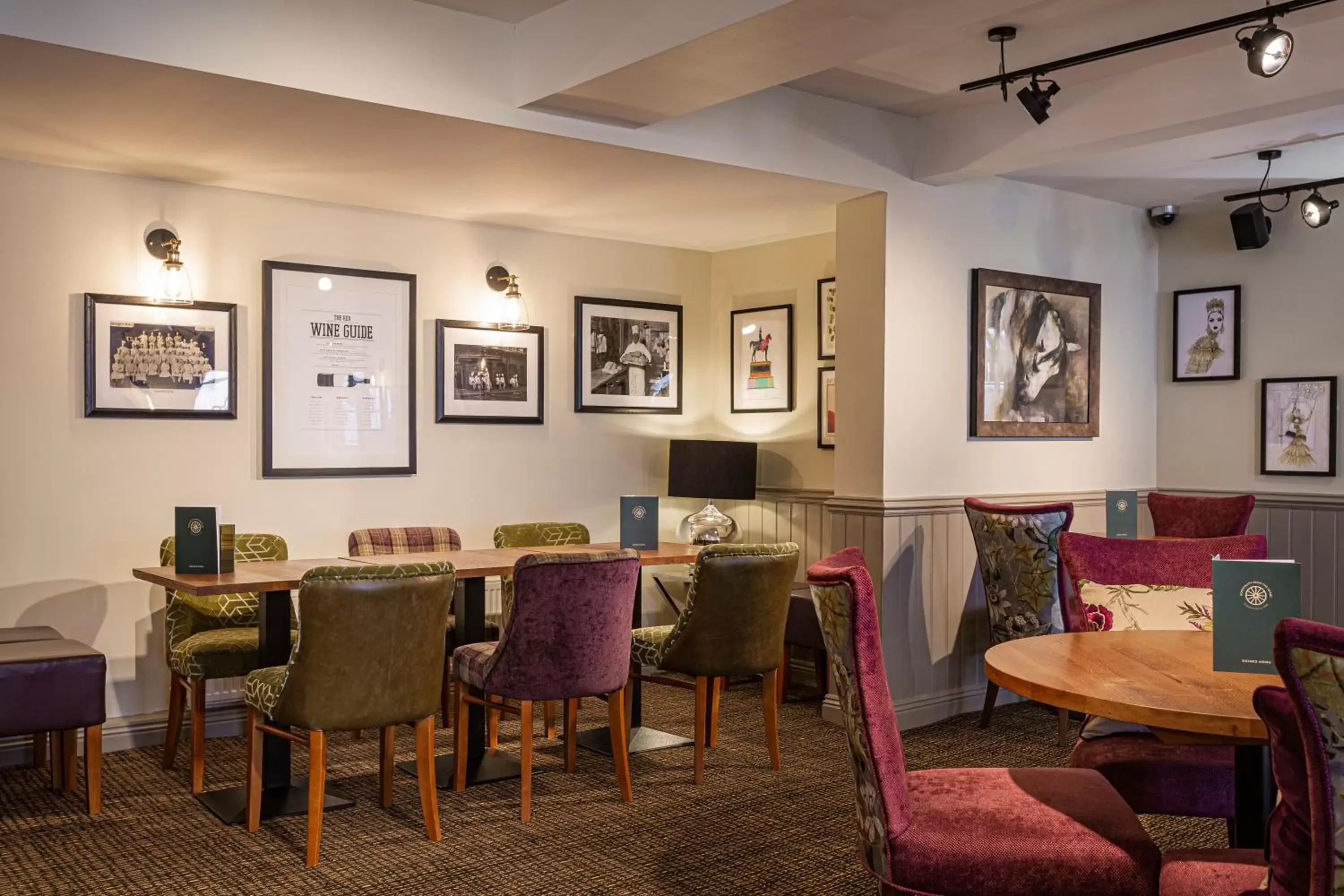 Lounge or bar, Restaurant/Places to Eat in The White Horse Hotel, Romsey, Hampshire