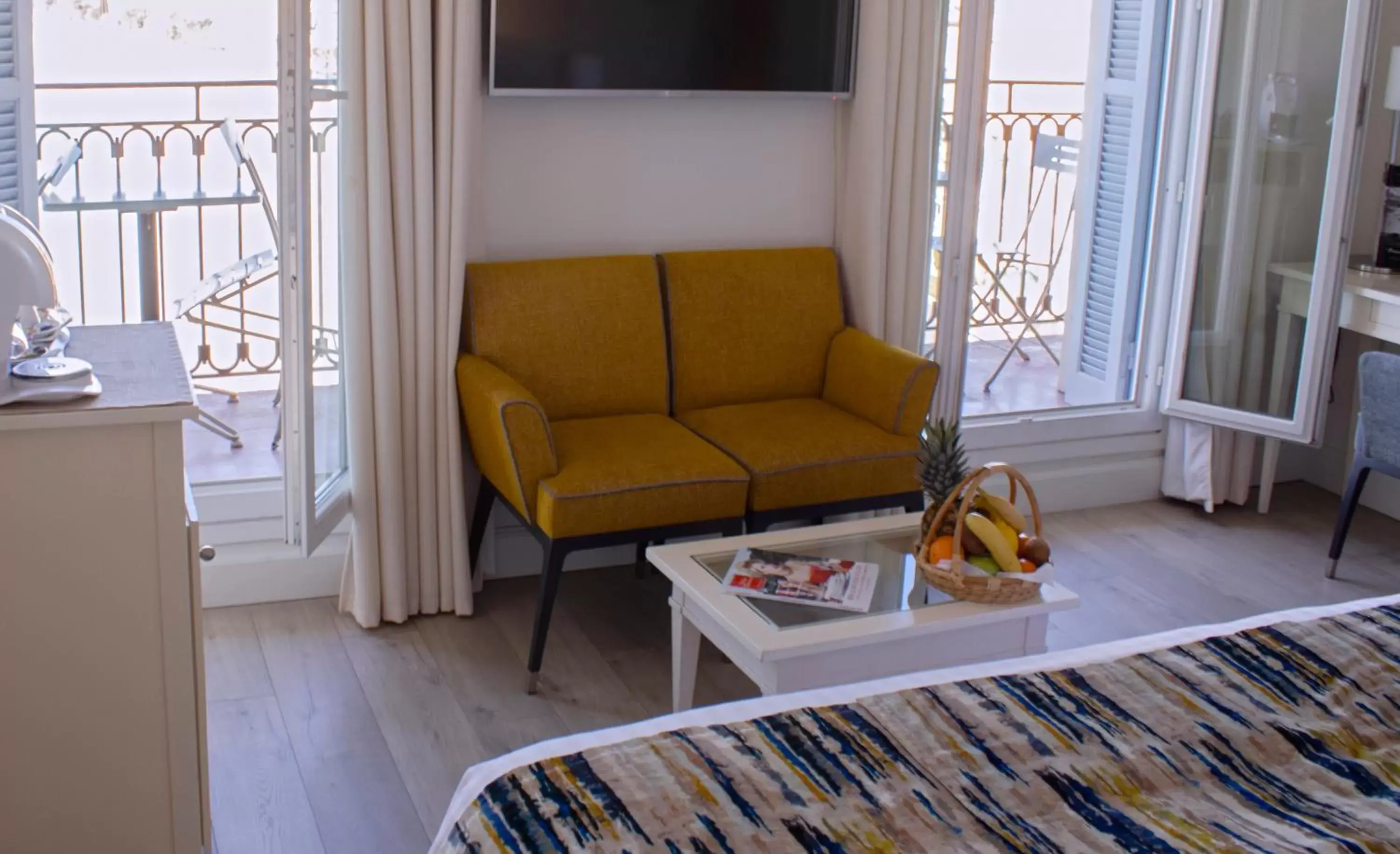 Balcony/Terrace, Seating Area in Hotel Suisse