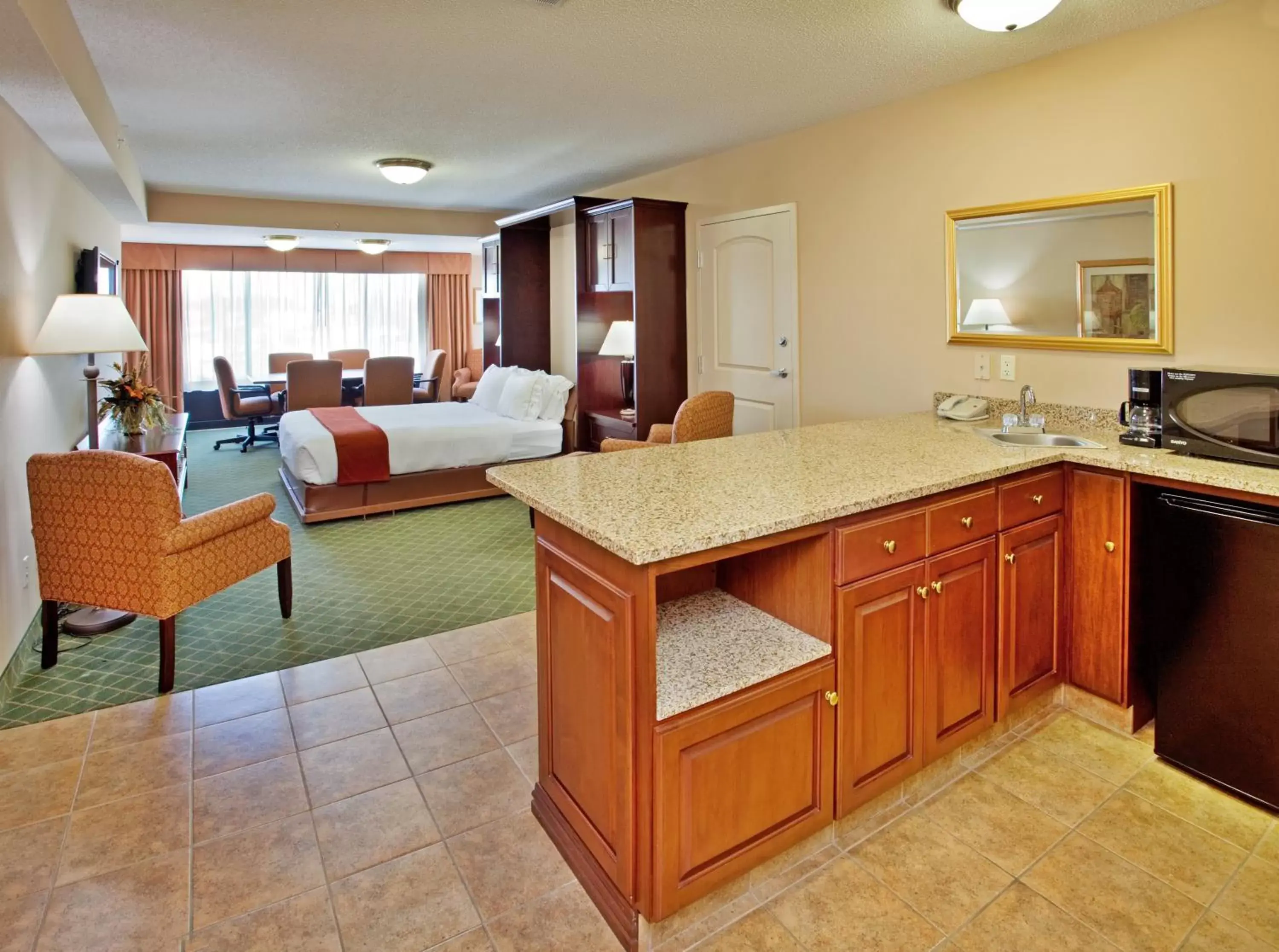 Photo of the whole room, Kitchen/Kitchenette in Holiday Inn Express Hotel & Suites Cape Girardeau I-55, an IHG Hotel