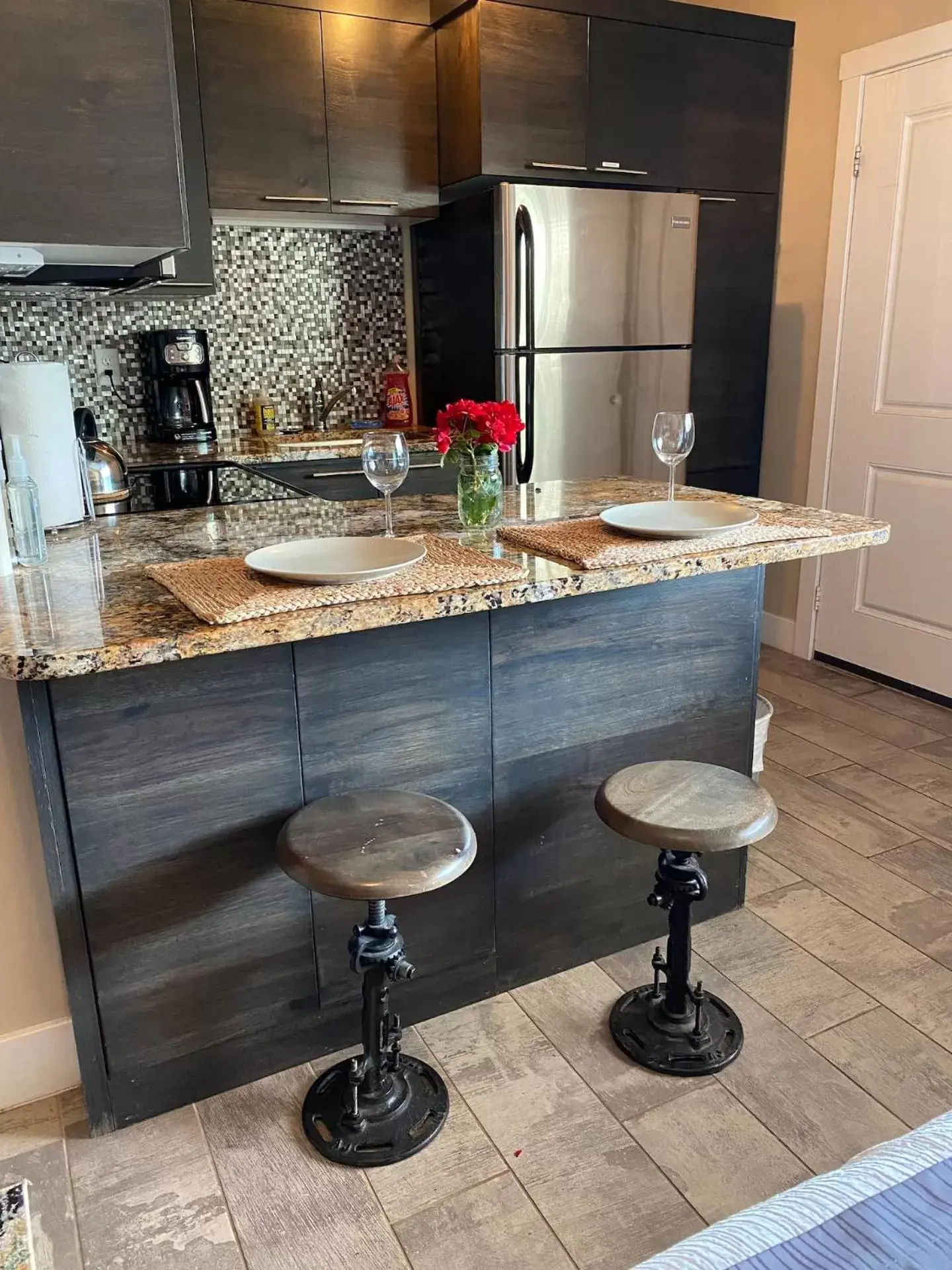 Kitchen or kitchenette, Bathroom in The Flagstone Boutique Inn & Suites