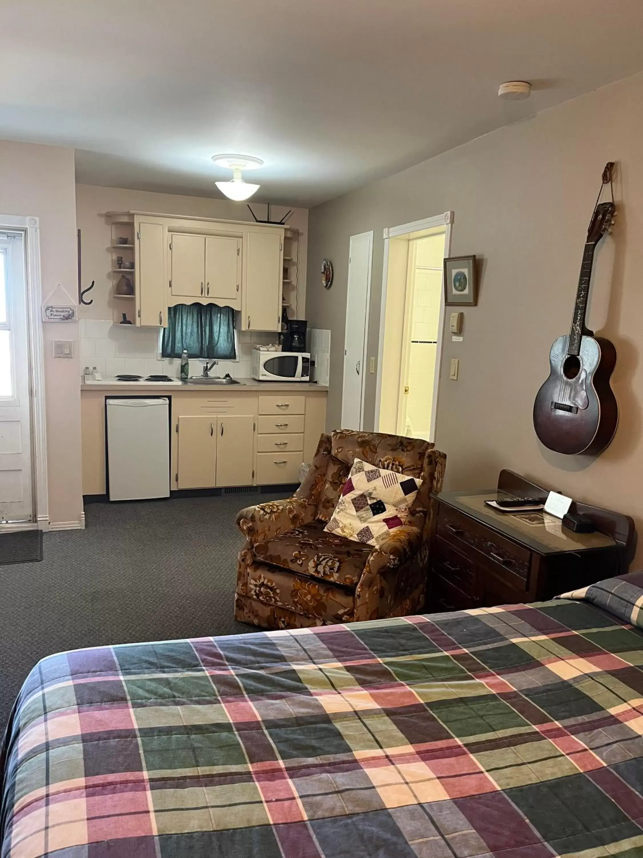 Kitchen/Kitchenette in Bluebird Motel