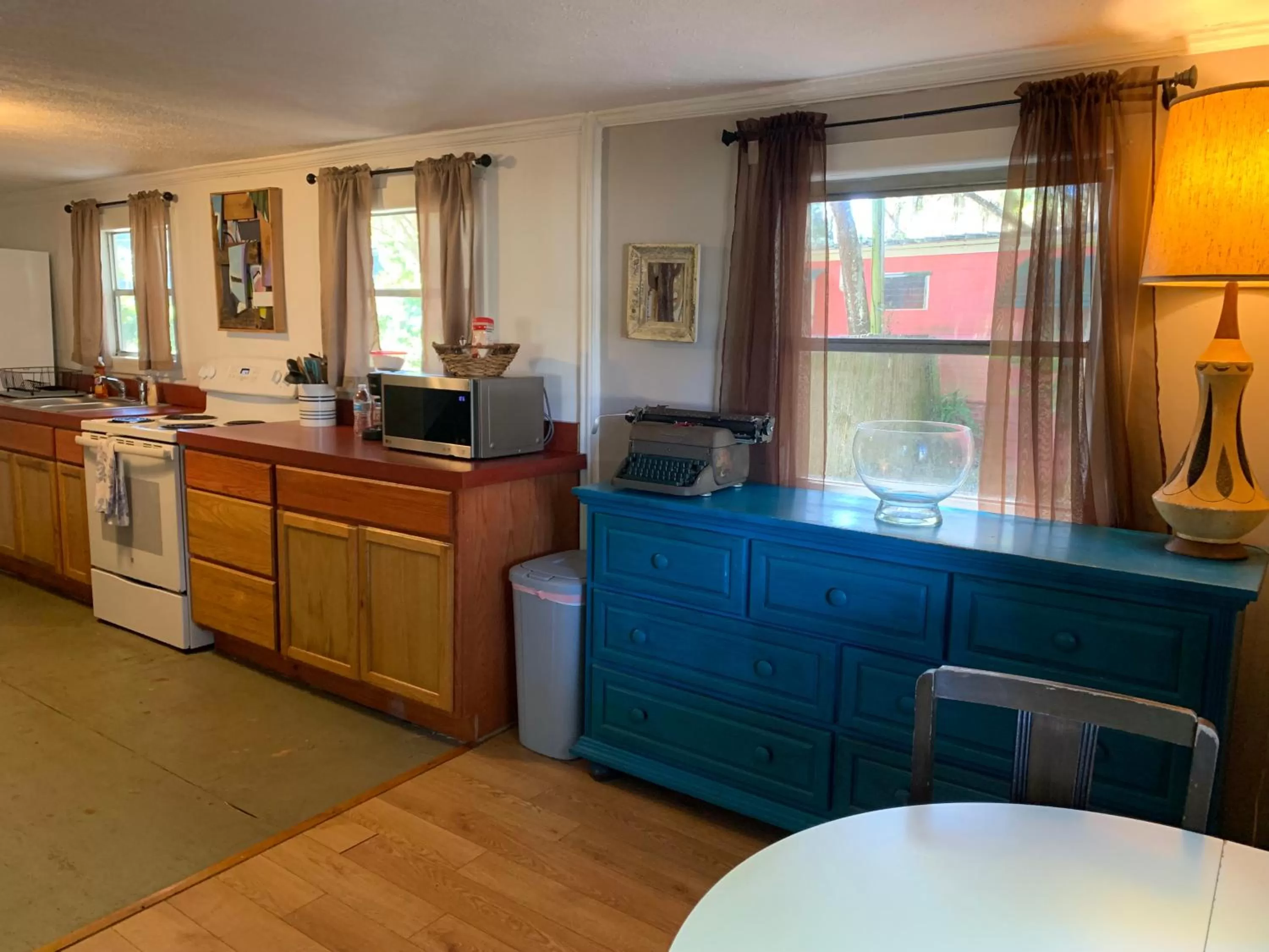 Kitchen or kitchenette in Nature Coast Inn & Cottages