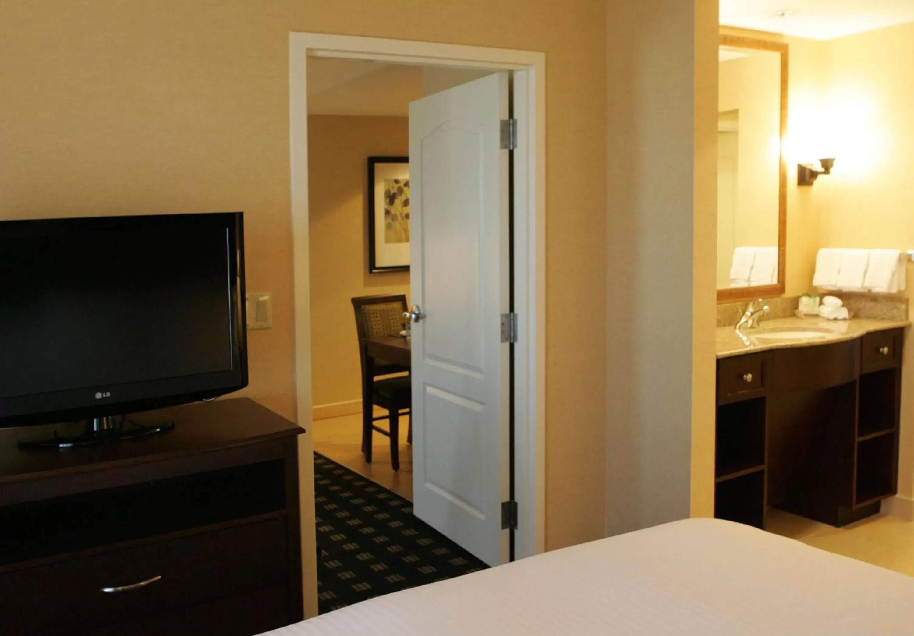 Bed, TV/Entertainment Center in Homewood Suites by Hilton Toronto Airport Corporate Centre