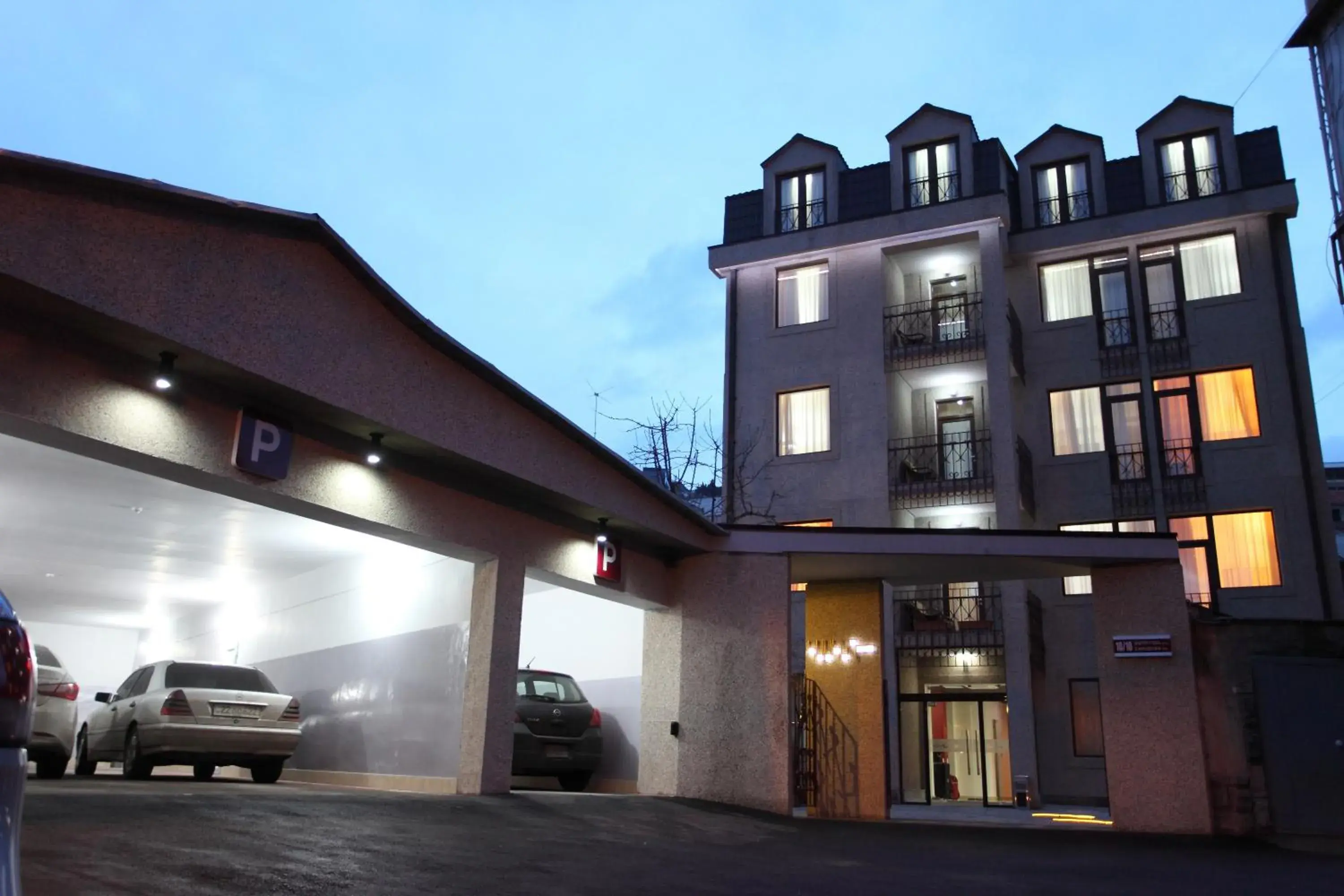 Facade/entrance in Cascade Hotel Facade/entrance in Cascade Hotel
