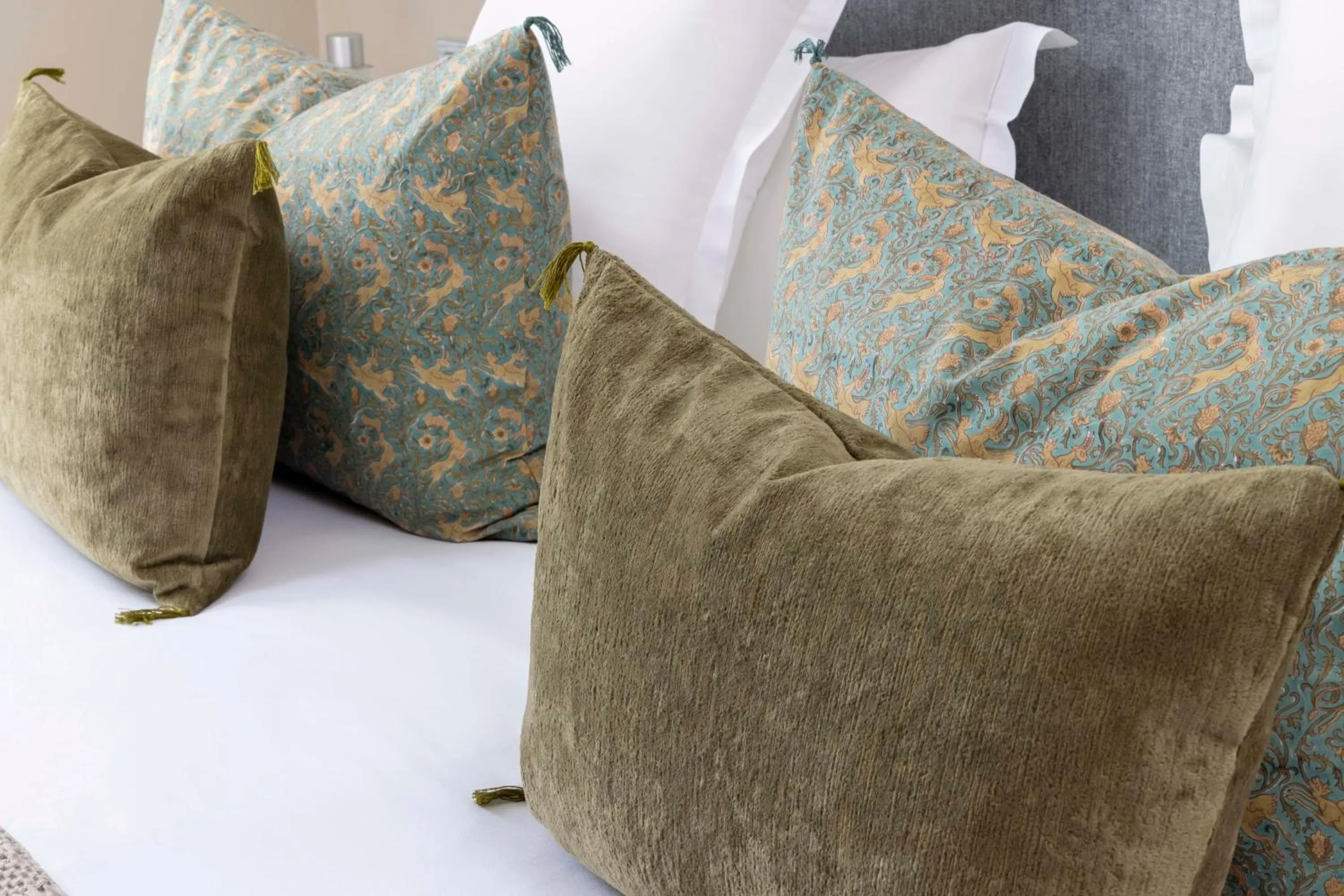 Property building, Bed in Le Petit Beaumarchais Hotel & Spa