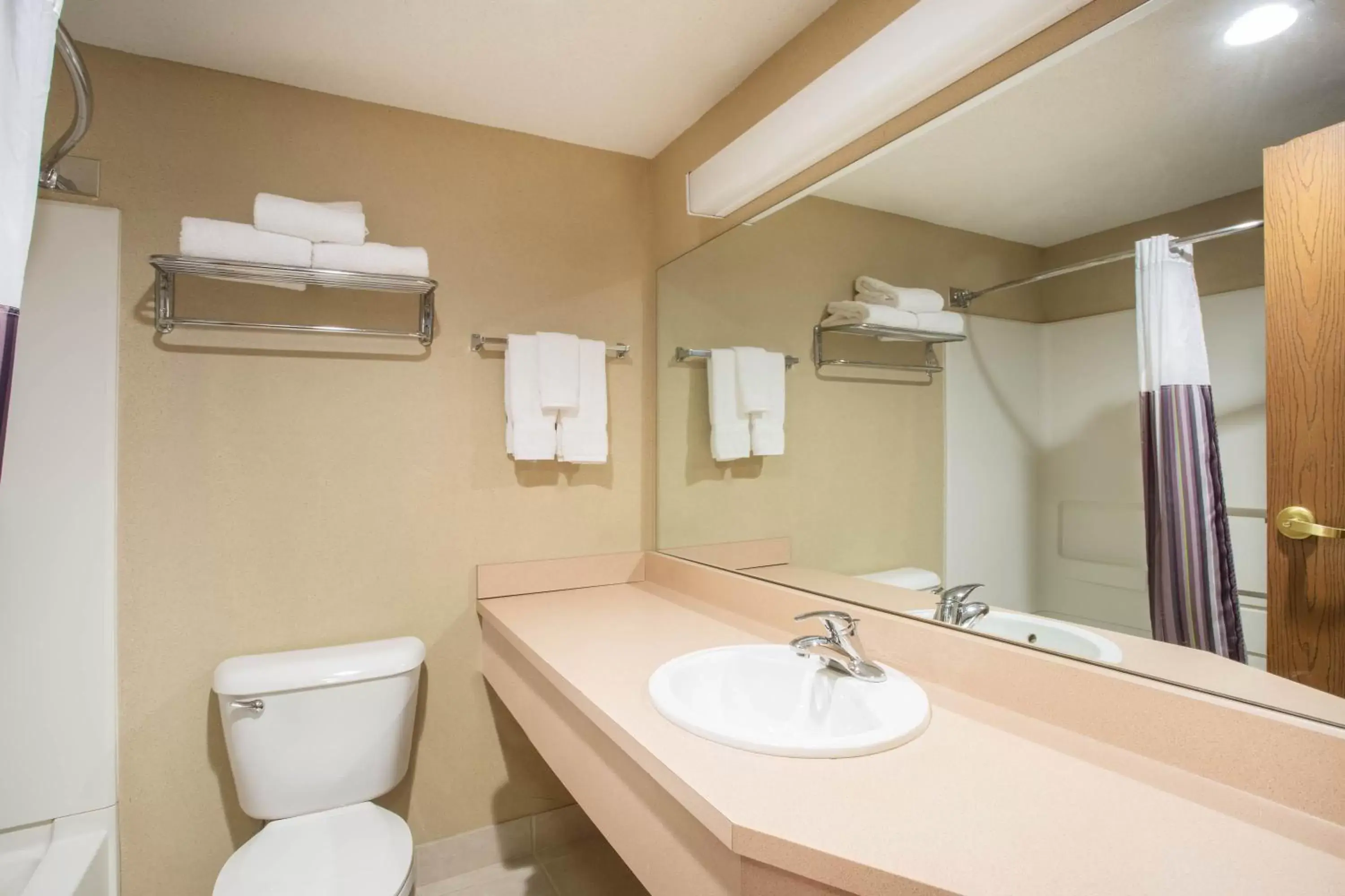 Bathroom in La Quinta by Wyndham St. Albans