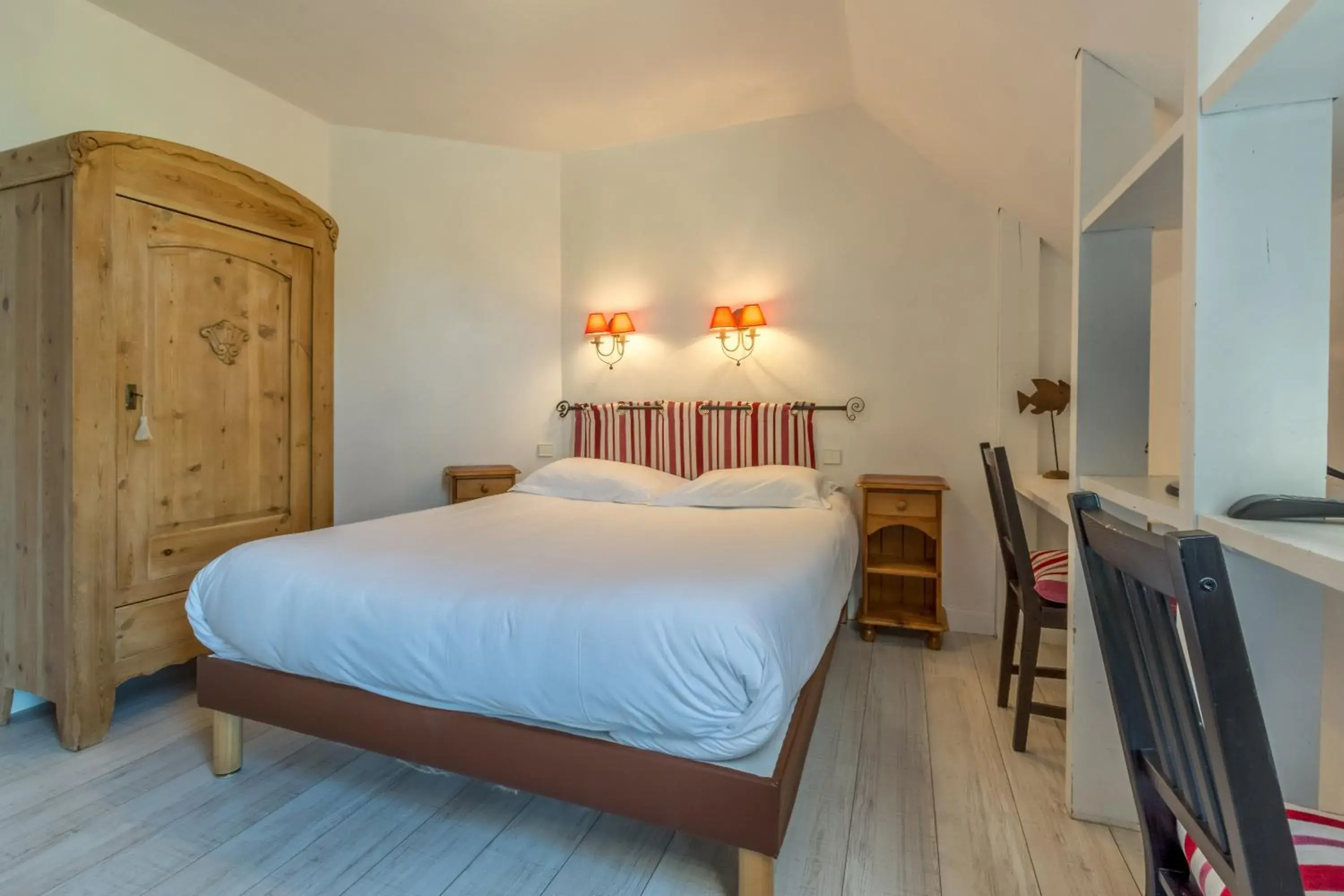 Bedroom, Bed in Hotel Le Clos Fleuri