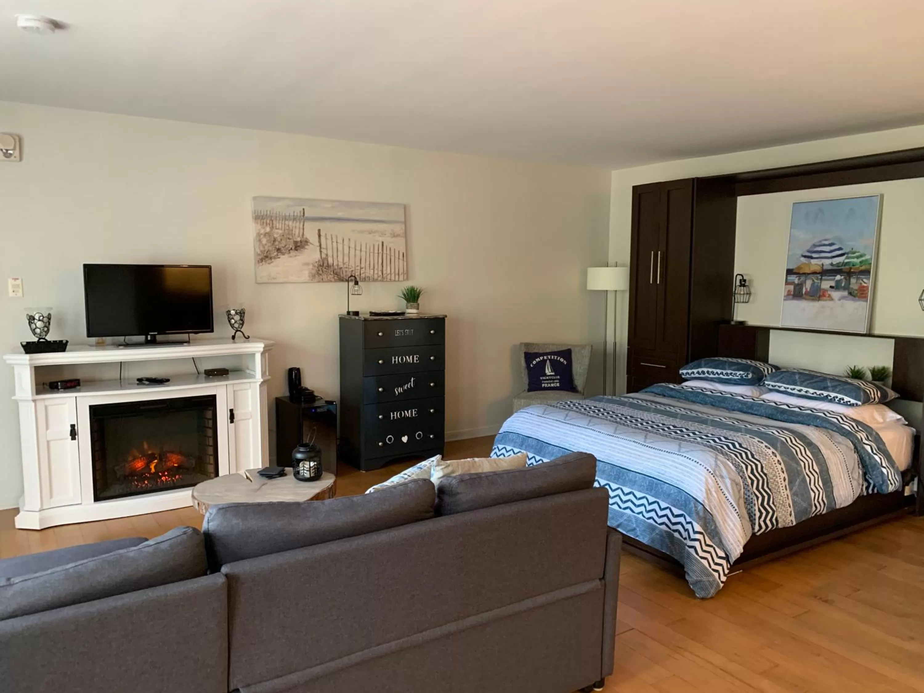 Photo of the whole room, TV/Entertainment Center in L'Authentique