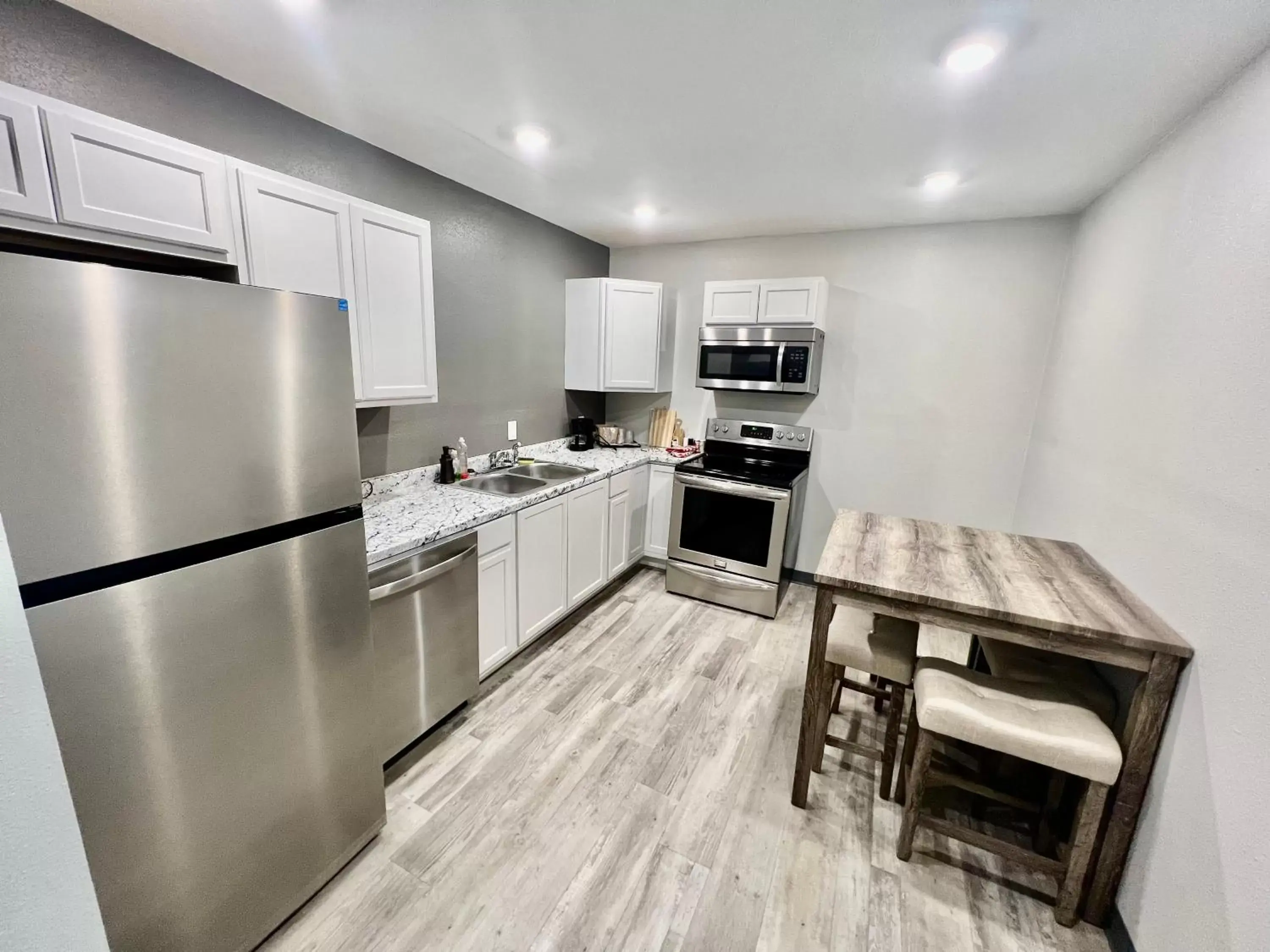 Kitchen/Kitchenette in Ozark Inn & Suites