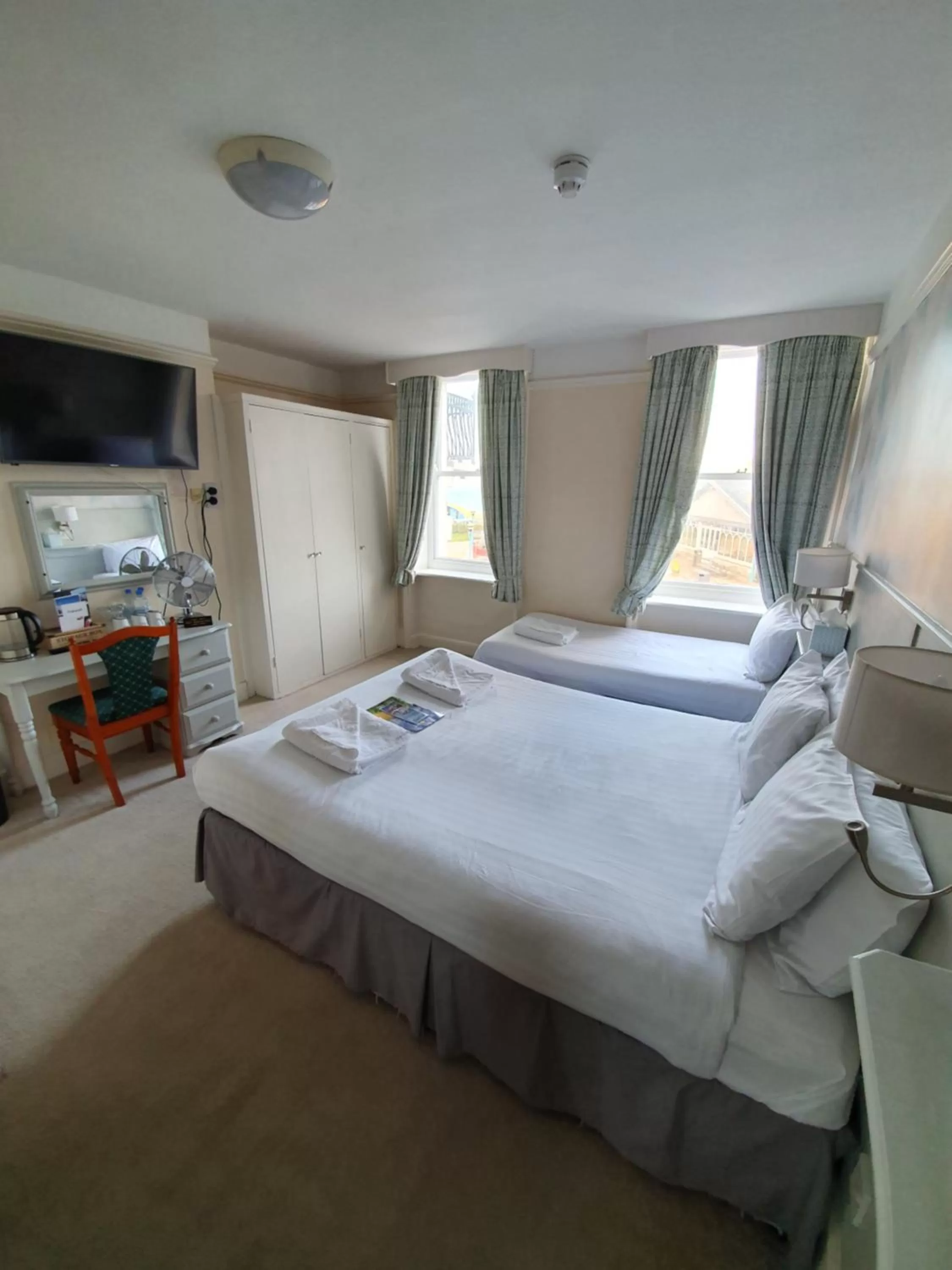 Bedroom, Bed in Alexandra Hotel