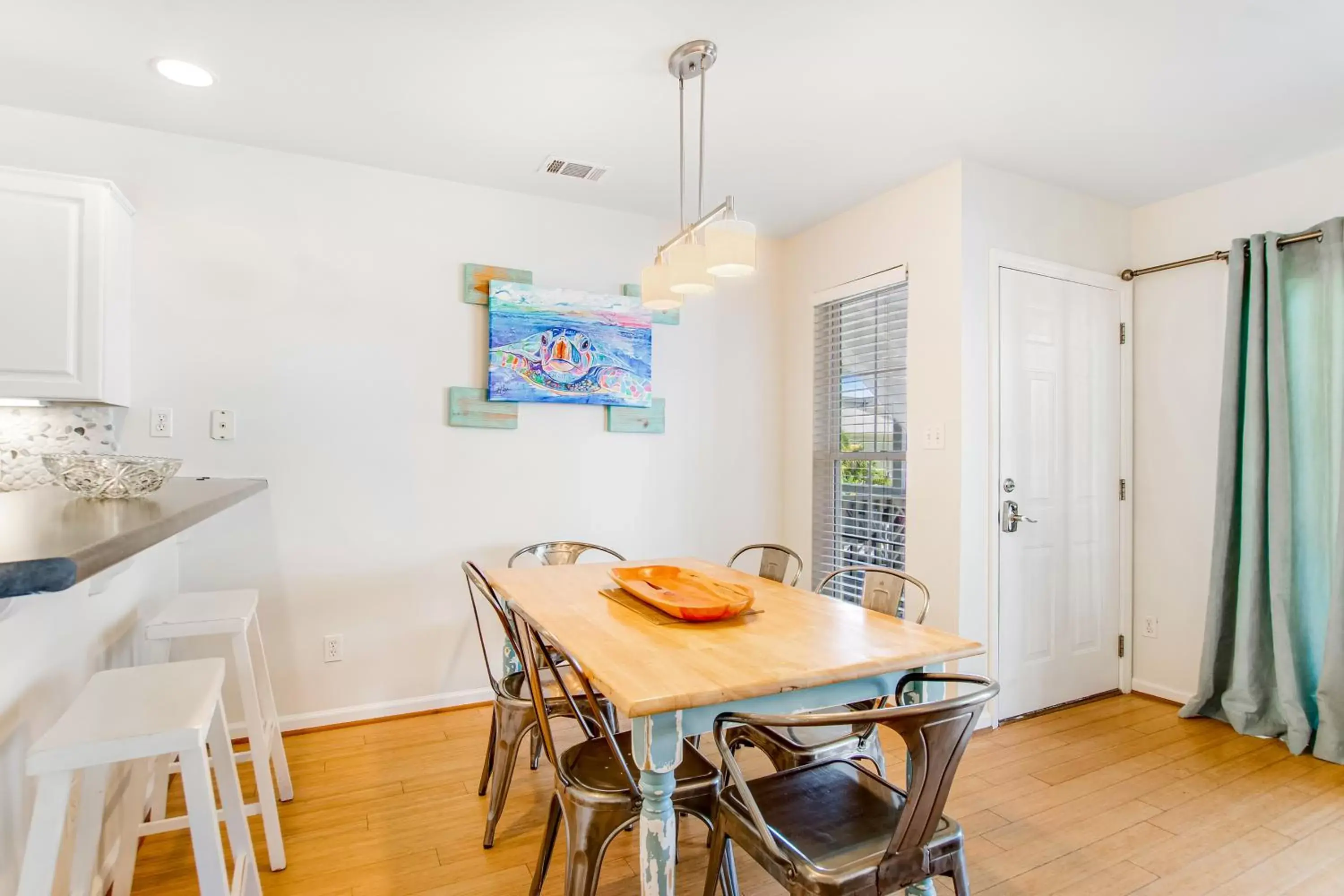 Dining Area in Tybee Turtle