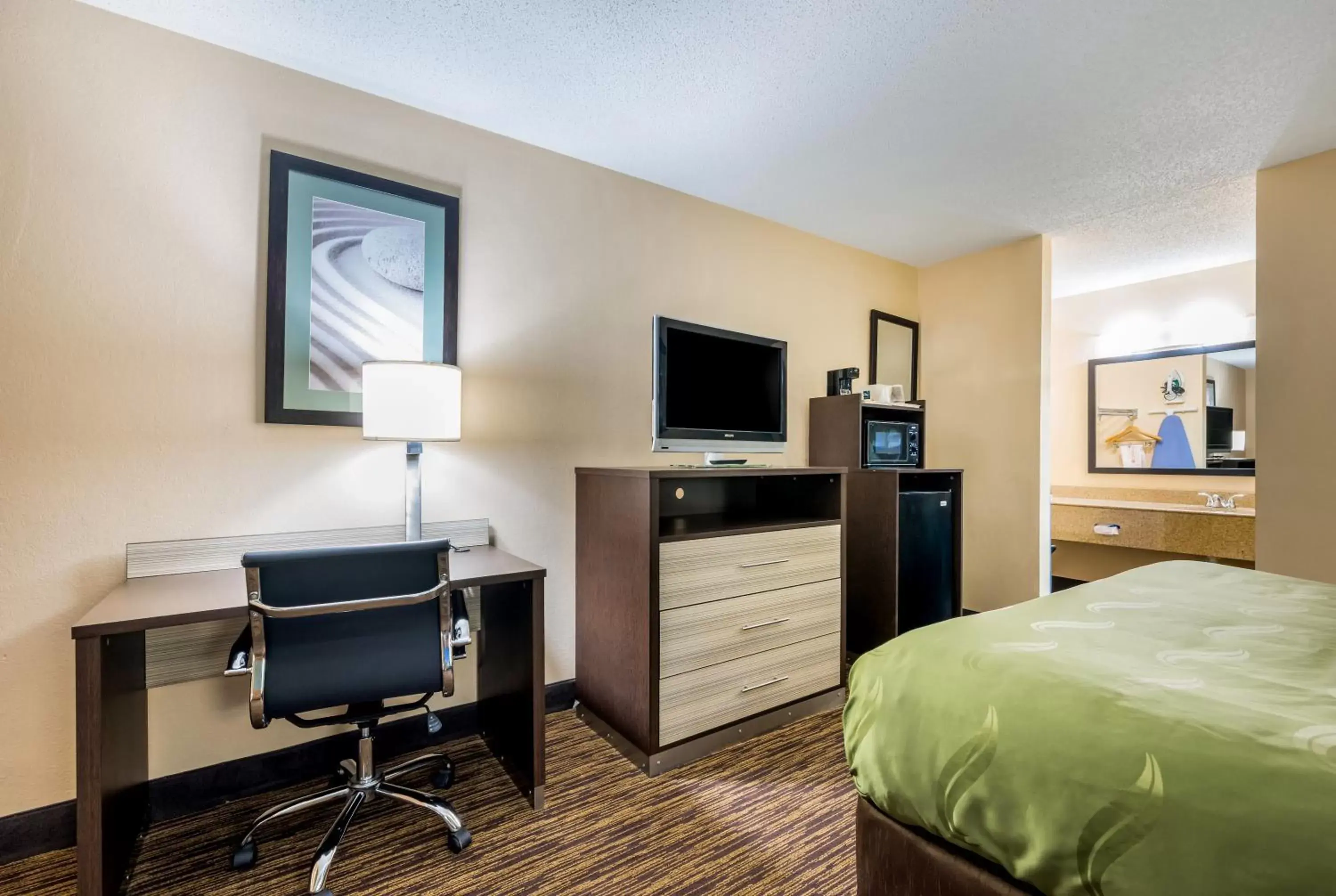 King Room - Non-Smoking in Quality Inn Cullman I-65 exit 310