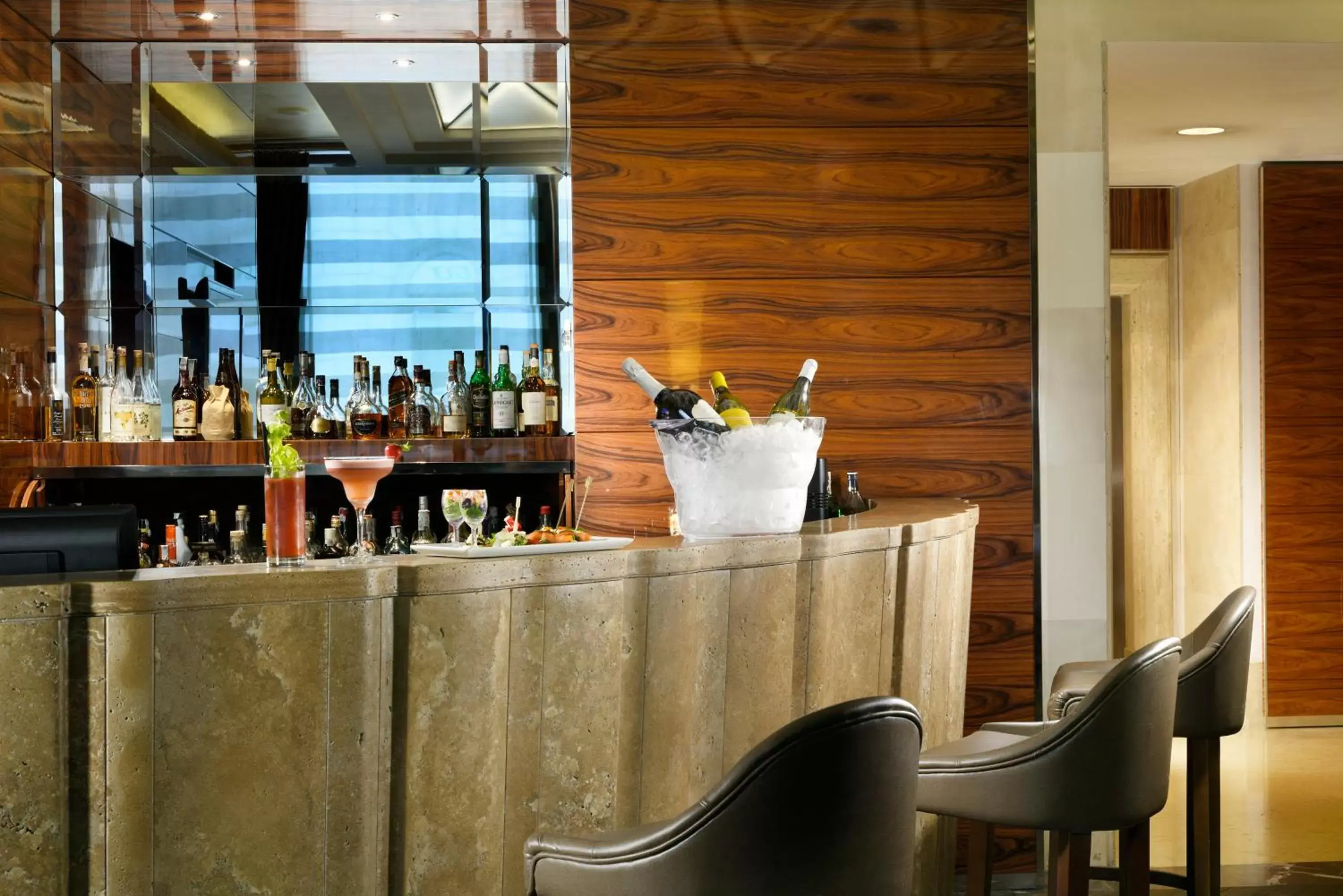 Lounge or bar in UNAHOTELS Decò Roma