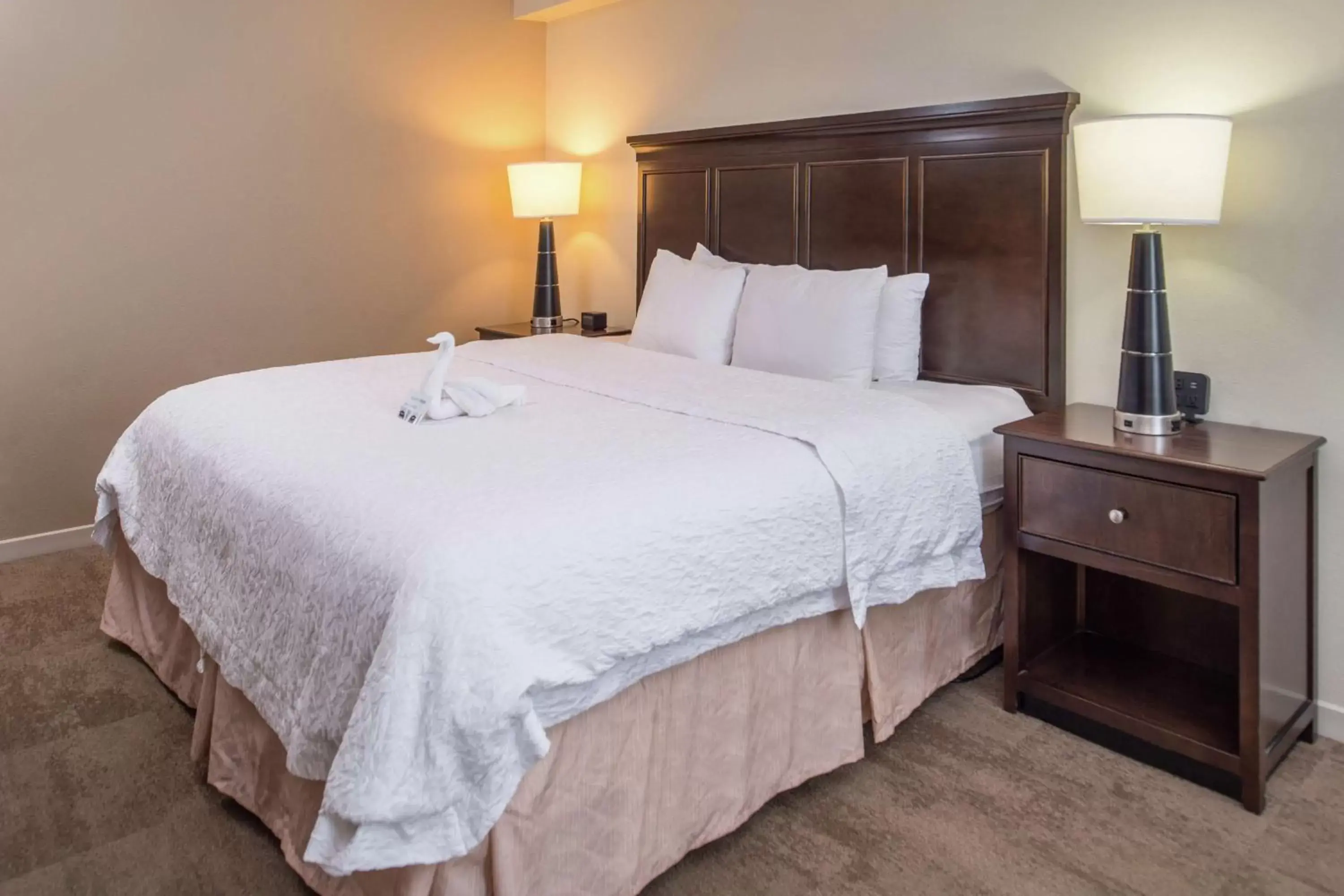 Bed in Hampton Inn & Suites Charlotte Arrowood
