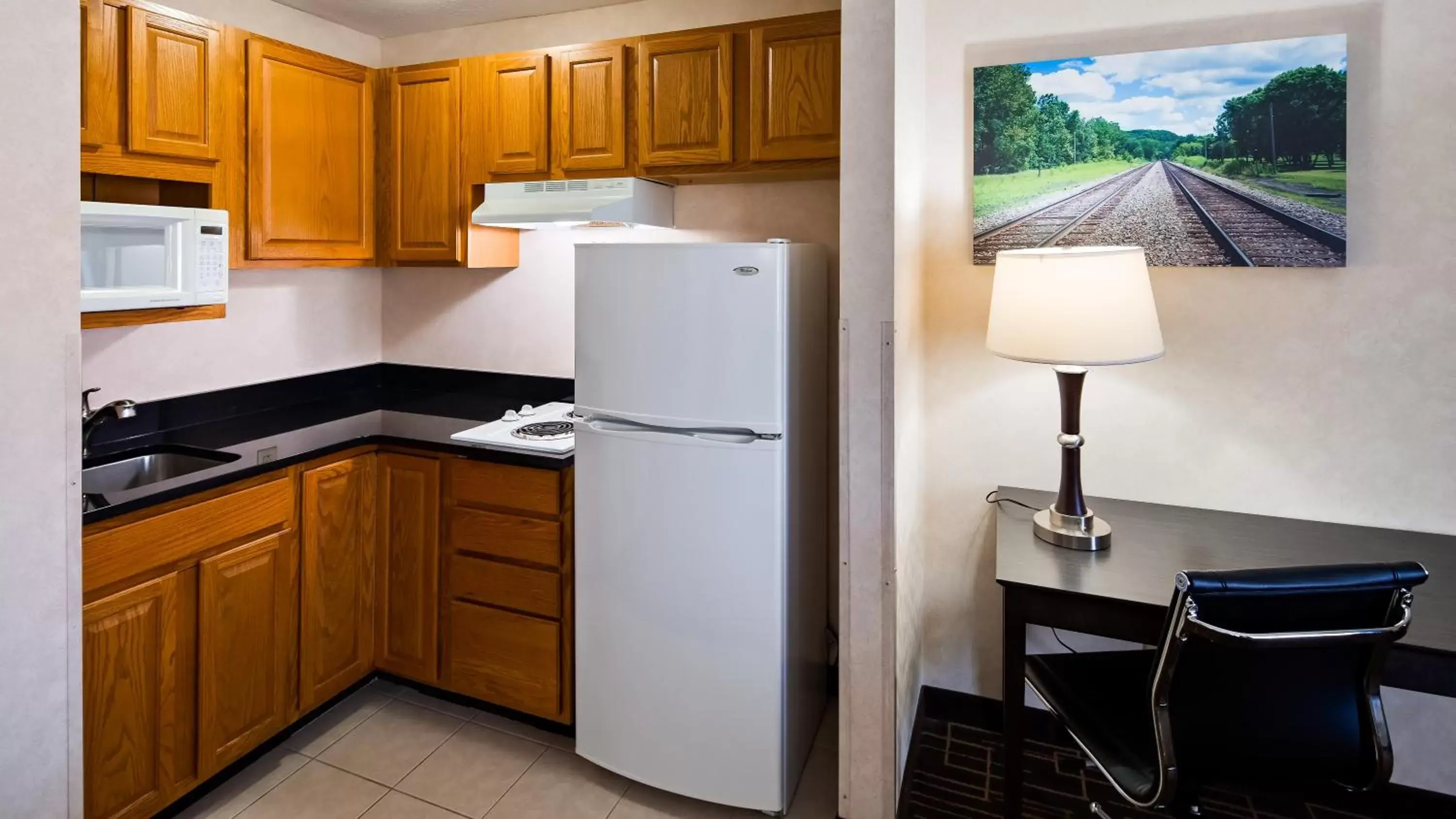 Kitchen or kitchenette, Kitchen/Kitchenette in Best Western Airport Inn