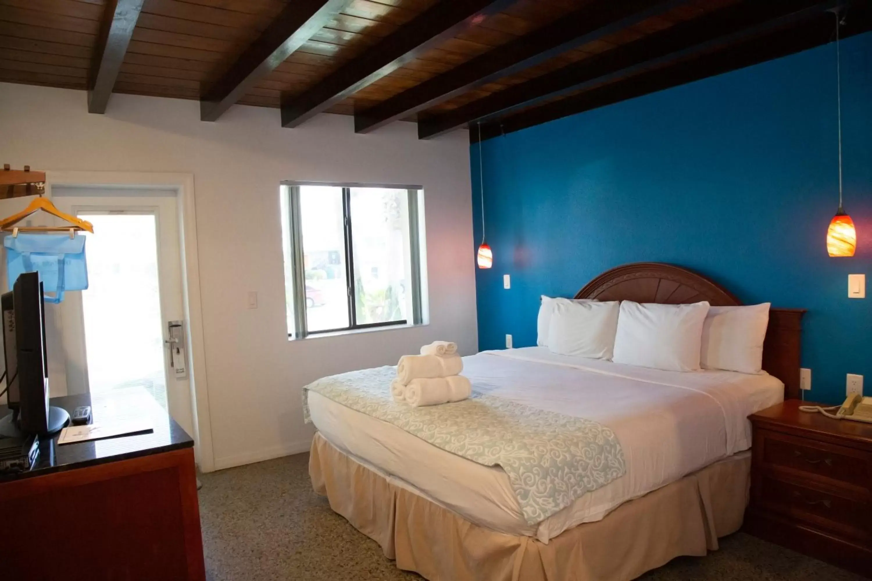Photo of the whole room, Bed in Daytona Dream Inn By AmeriVu
