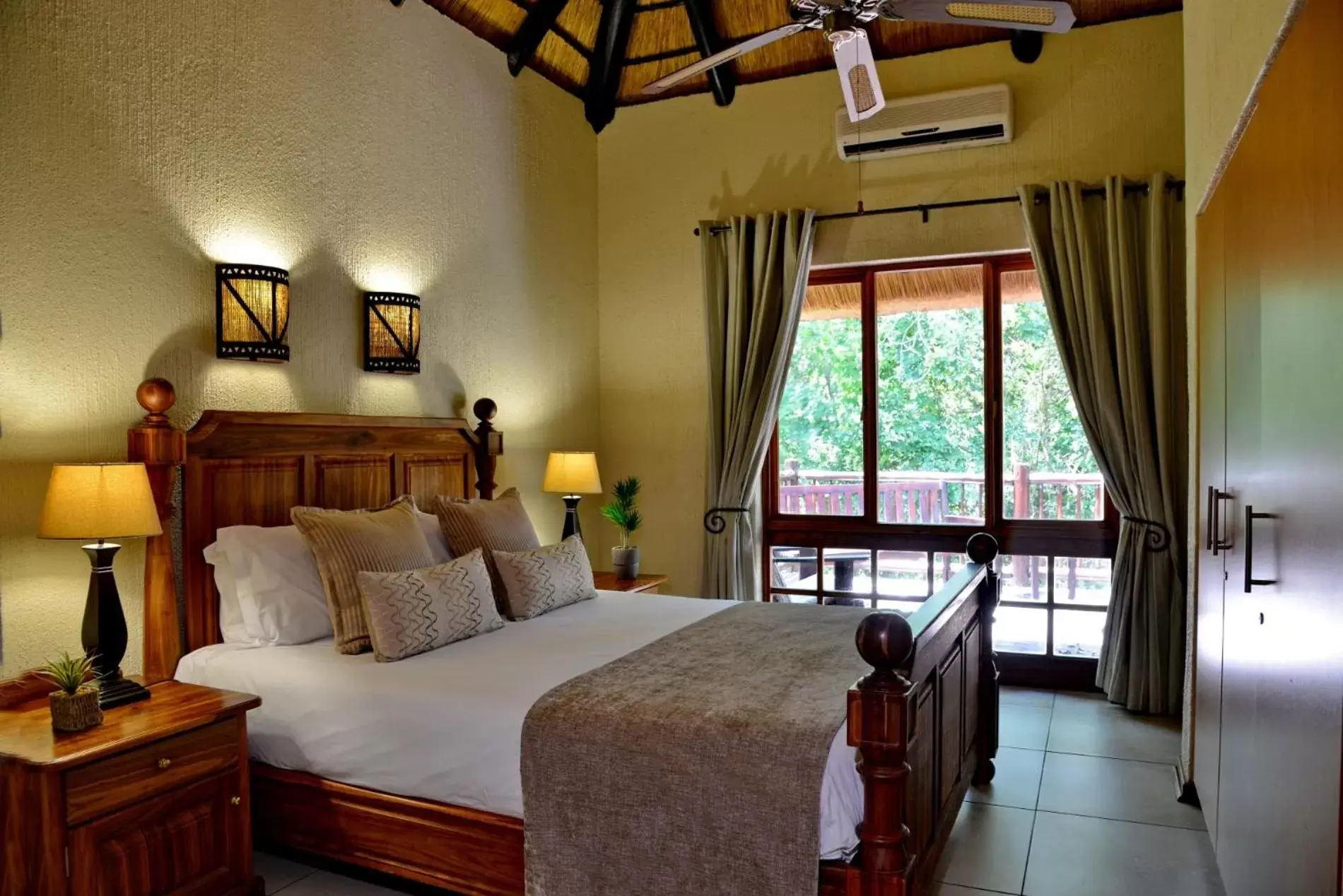 Bed in Cambalala - Luxury Units - in Kruger Park Lodge - Serviced Daily, Free Wi-Fi